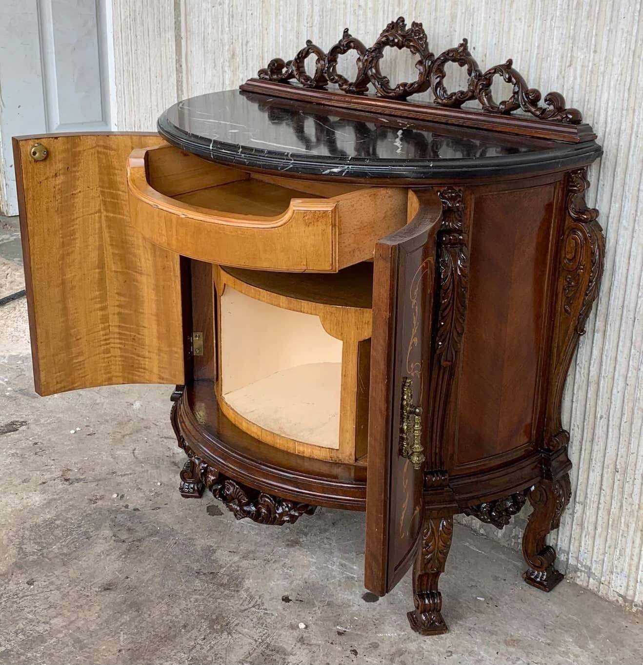 Paire de tables de chevet sculptées et en marqueterie, deux portes et tiroir caché photo vinterior