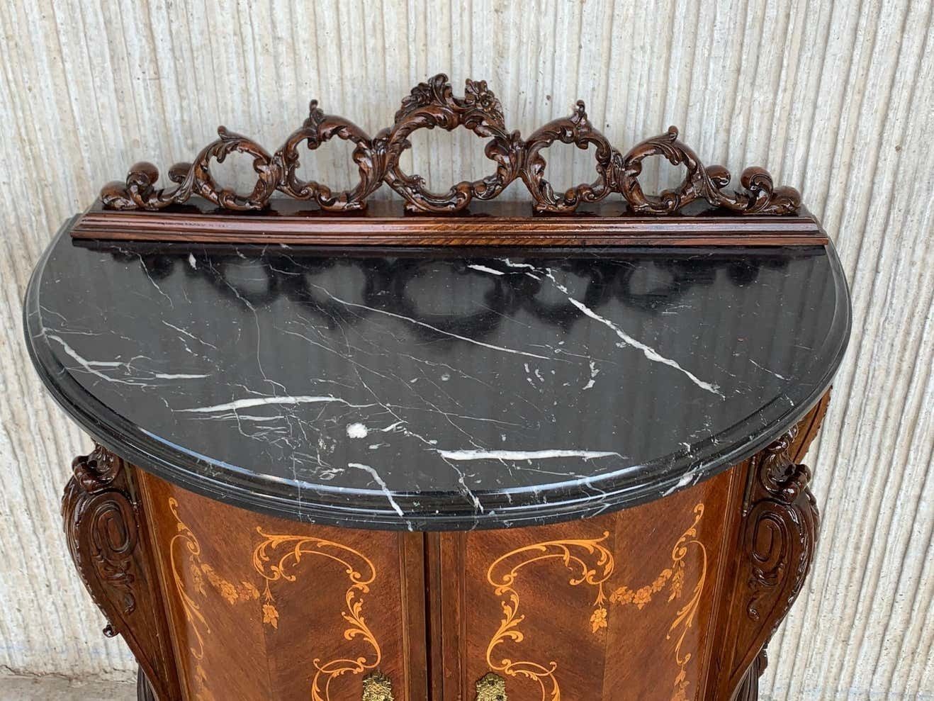 Paire de tables de chevet sculptées et en marqueterie, deux portes et tiroir caché photo vintage
