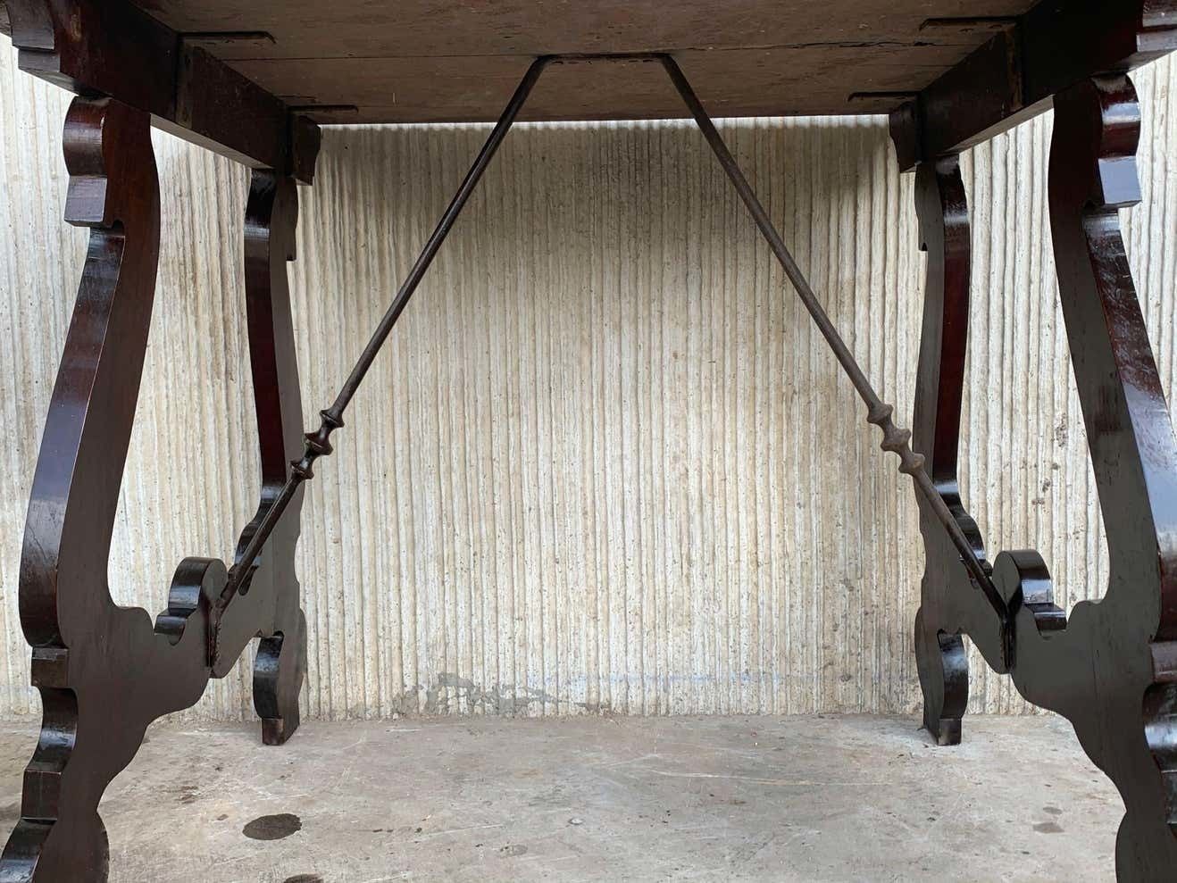 Table de réfectoire espagnole du XVIIIe siècle, pieds en lyre et entretoise en fer photo vinterior