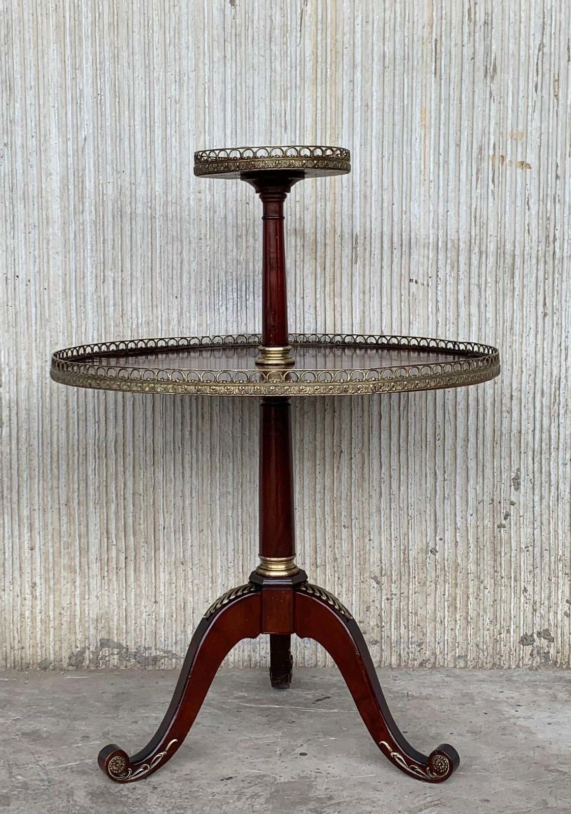 Table bouillotte ronde de style Louis XVI à deux niveaux en acajou, dans le style de Jansen photo for sale