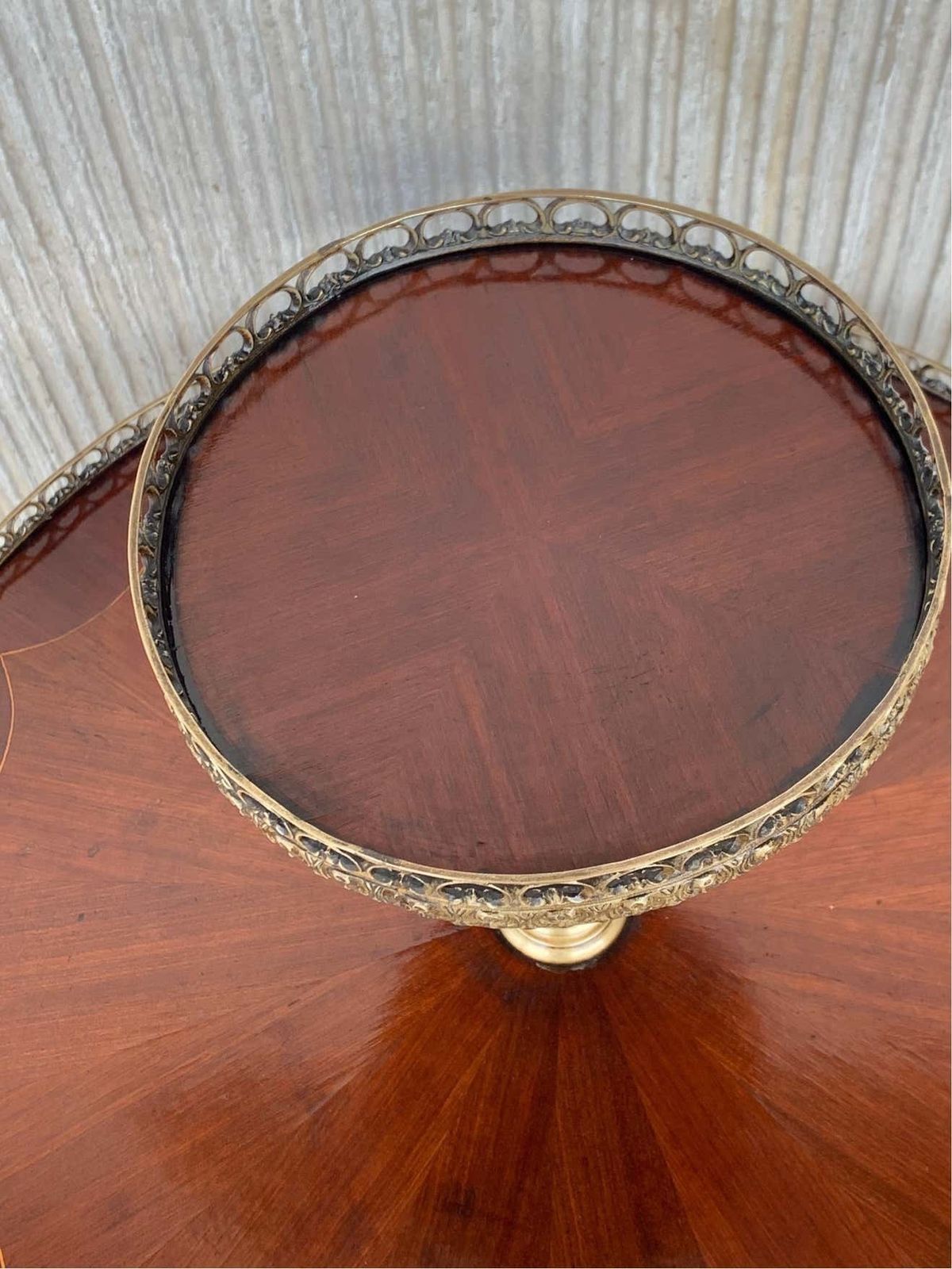 Table bouillotte ronde de style Louis XVI à deux niveaux en acajou, dans le style de Jansen photo vinterior