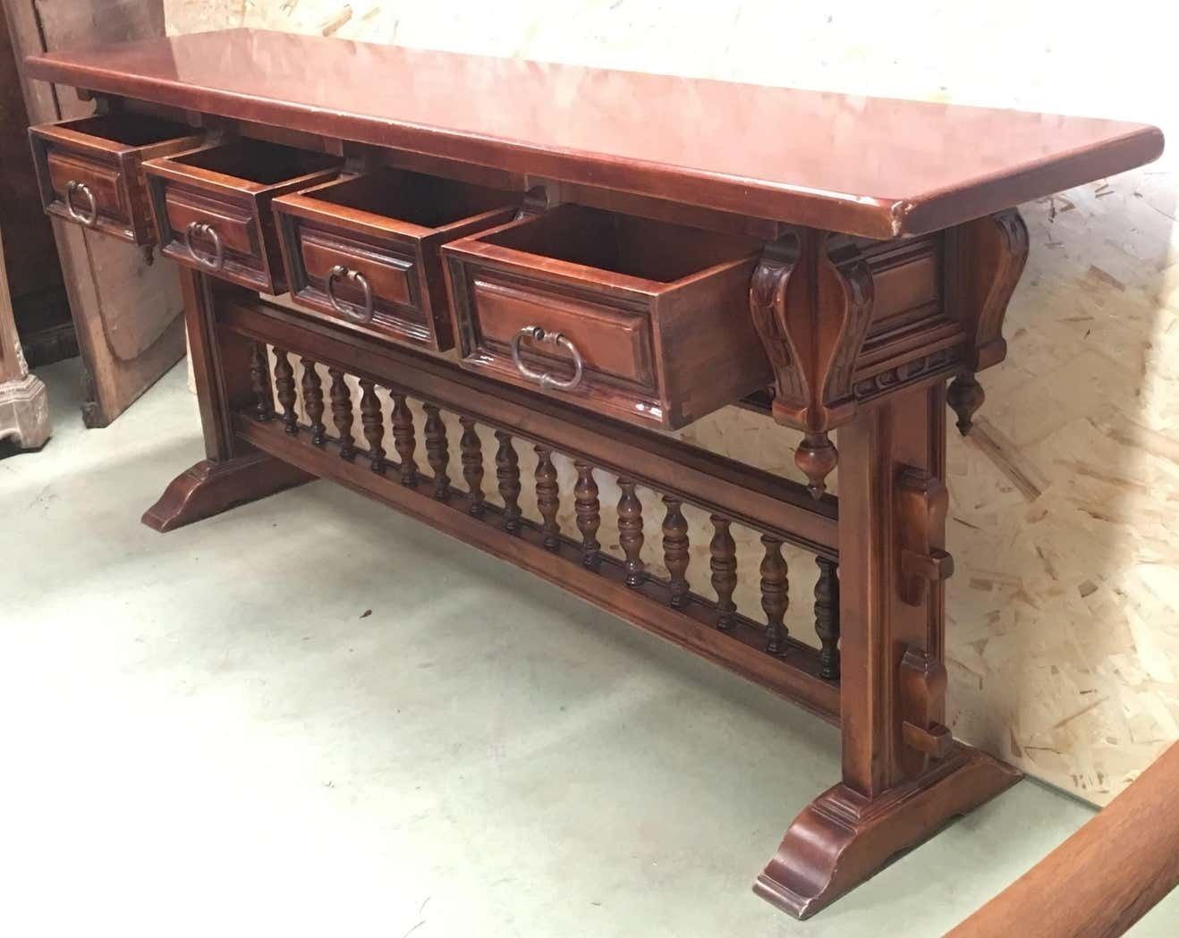 Console en noyer du XXe siècle à quatre tiroirs sculptés, signée Valentí photo Mobilier