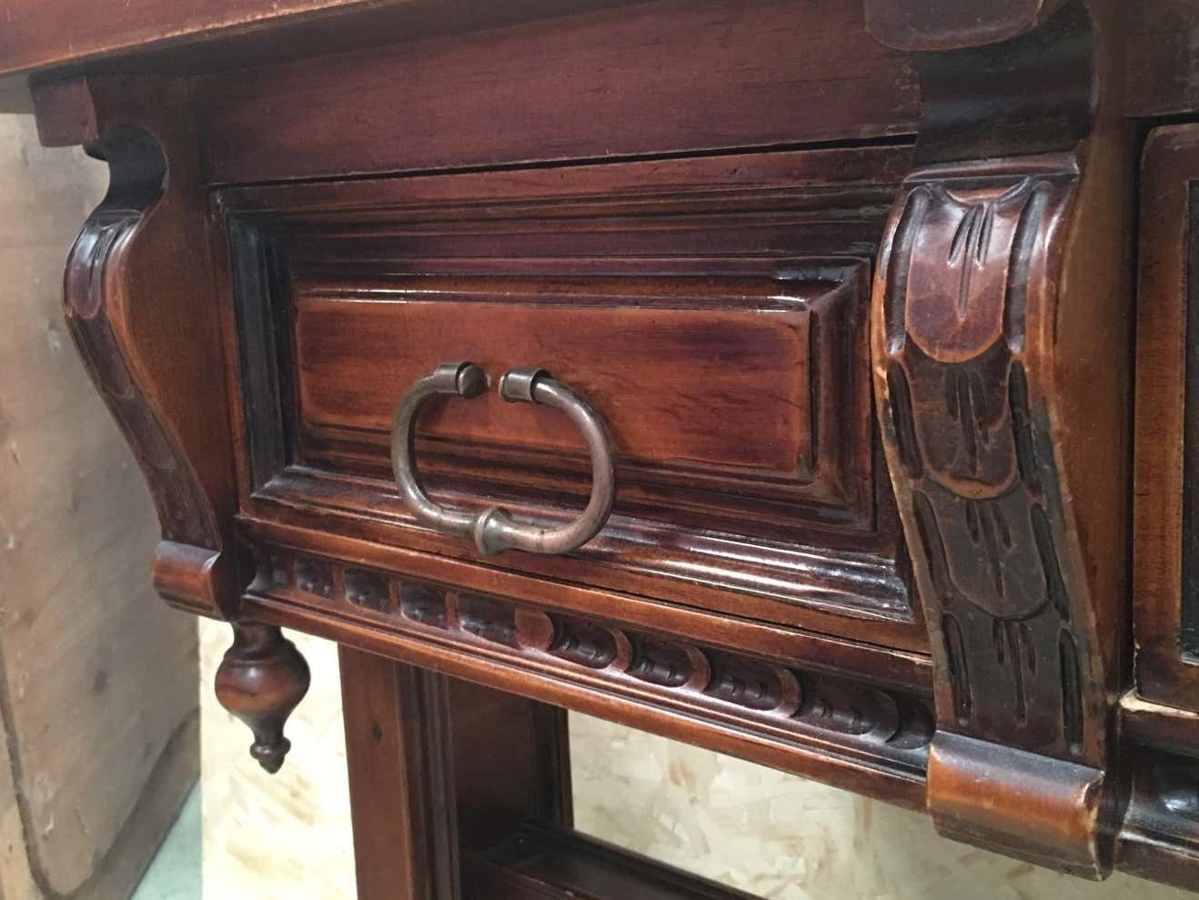 photo furniture Console en noyer du XXe siècle à quatre tiroirs sculptés, signée Valentí