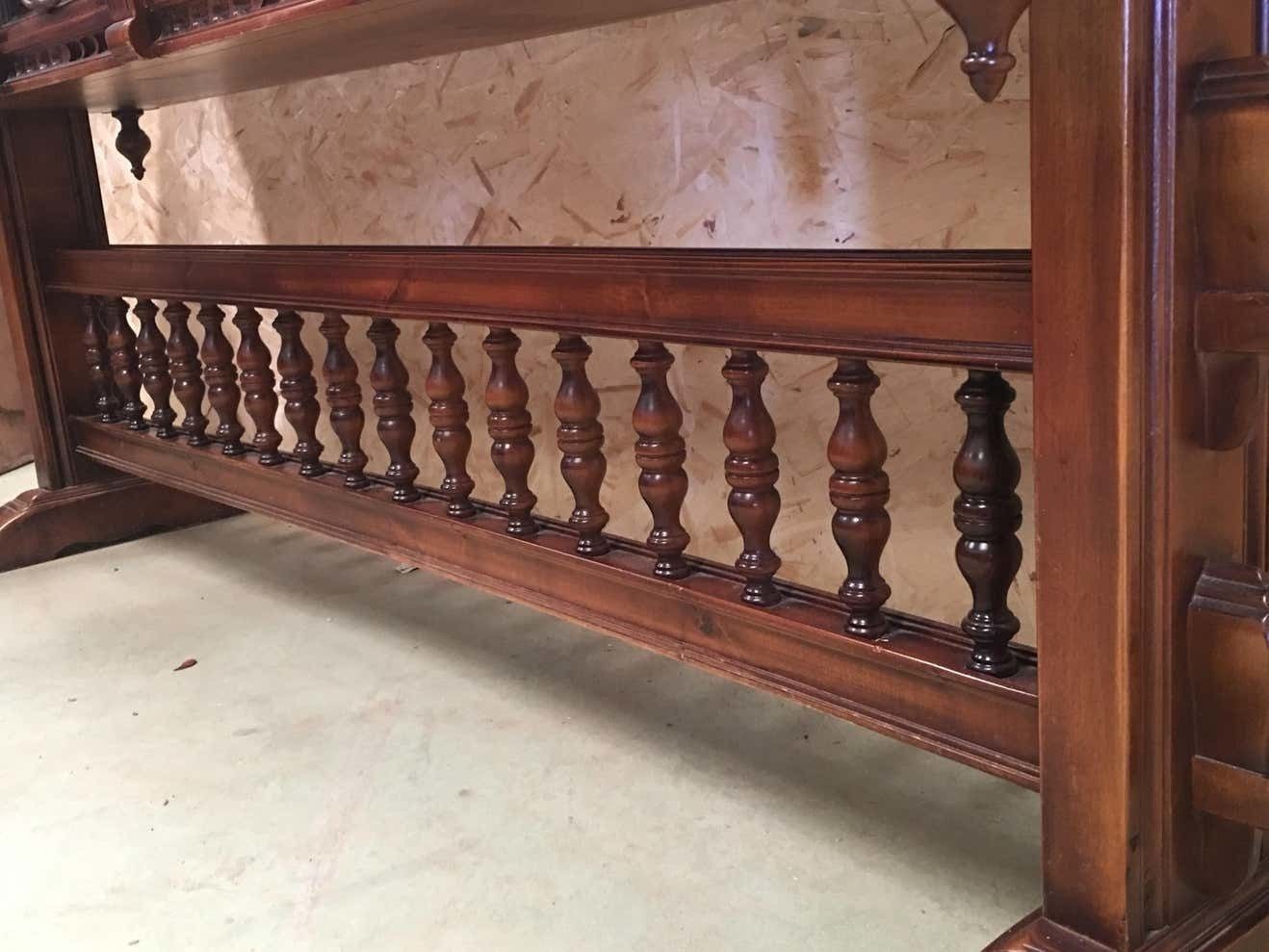 photo vinterior Console en noyer du XXe siècle à quatre tiroirs sculptés, signée Valentí