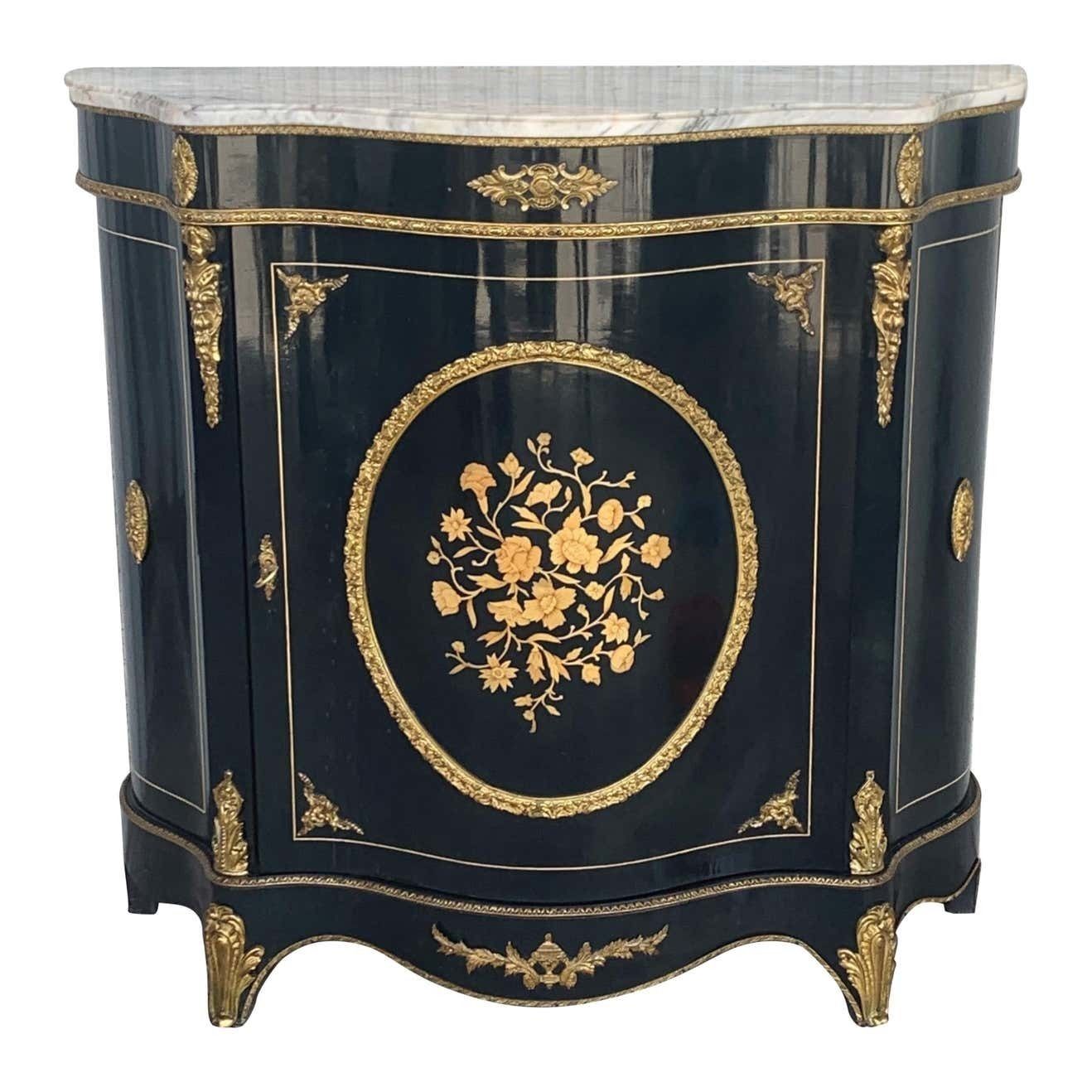 Cabinet français en placage de pierre et montures en ormolu, XIXe siècle