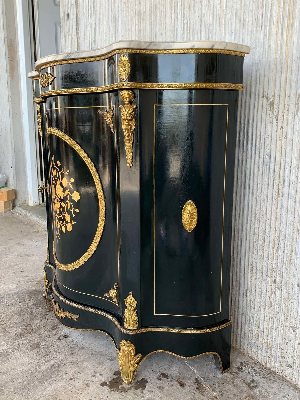 Cabinet français en placage de pierre et montures en ormolu, XIXe siècle photo buy