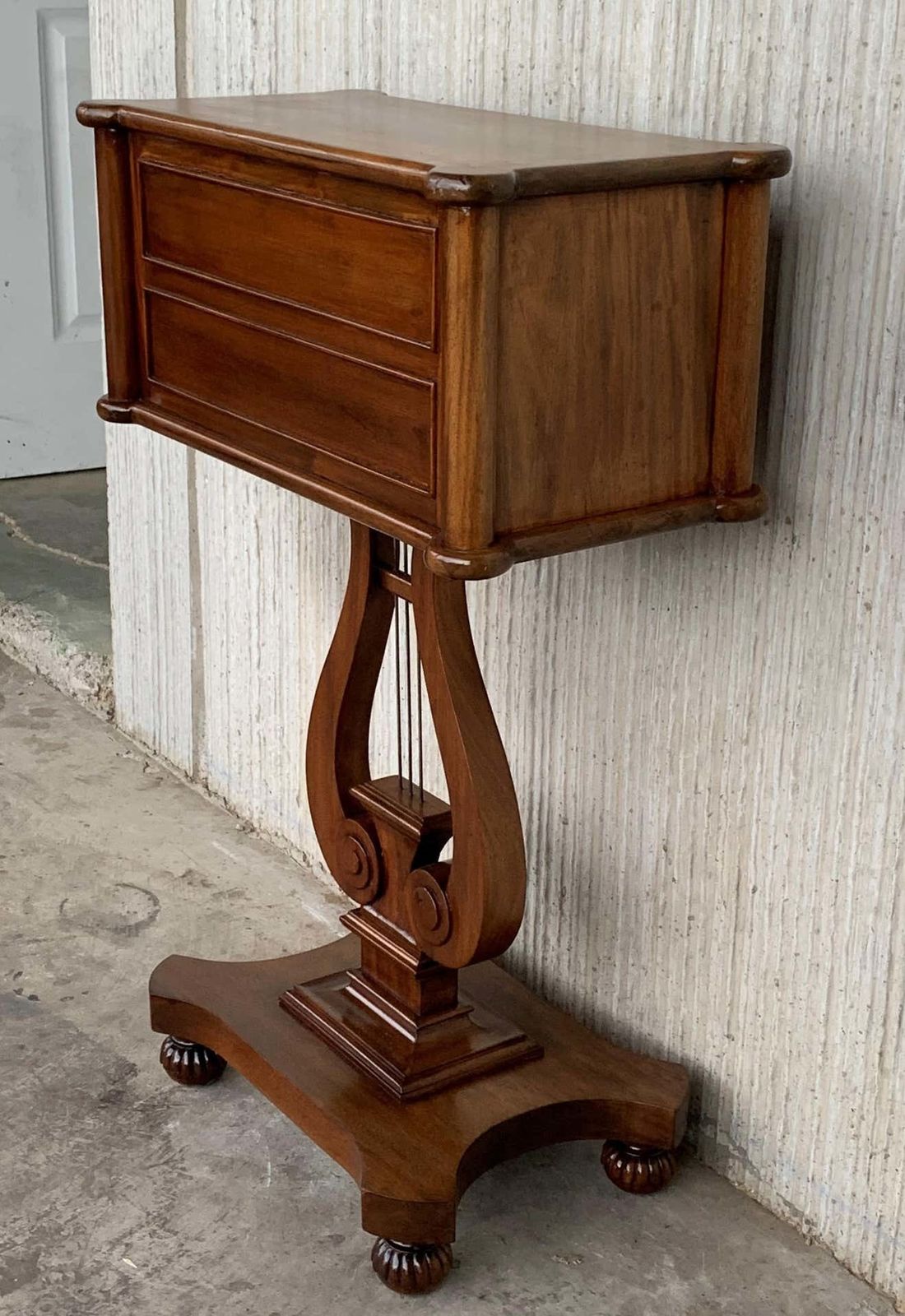 Table d'appoint de style Régence, à deux tiroirs et pieds en harpe, France, d'époque photo 1652.0