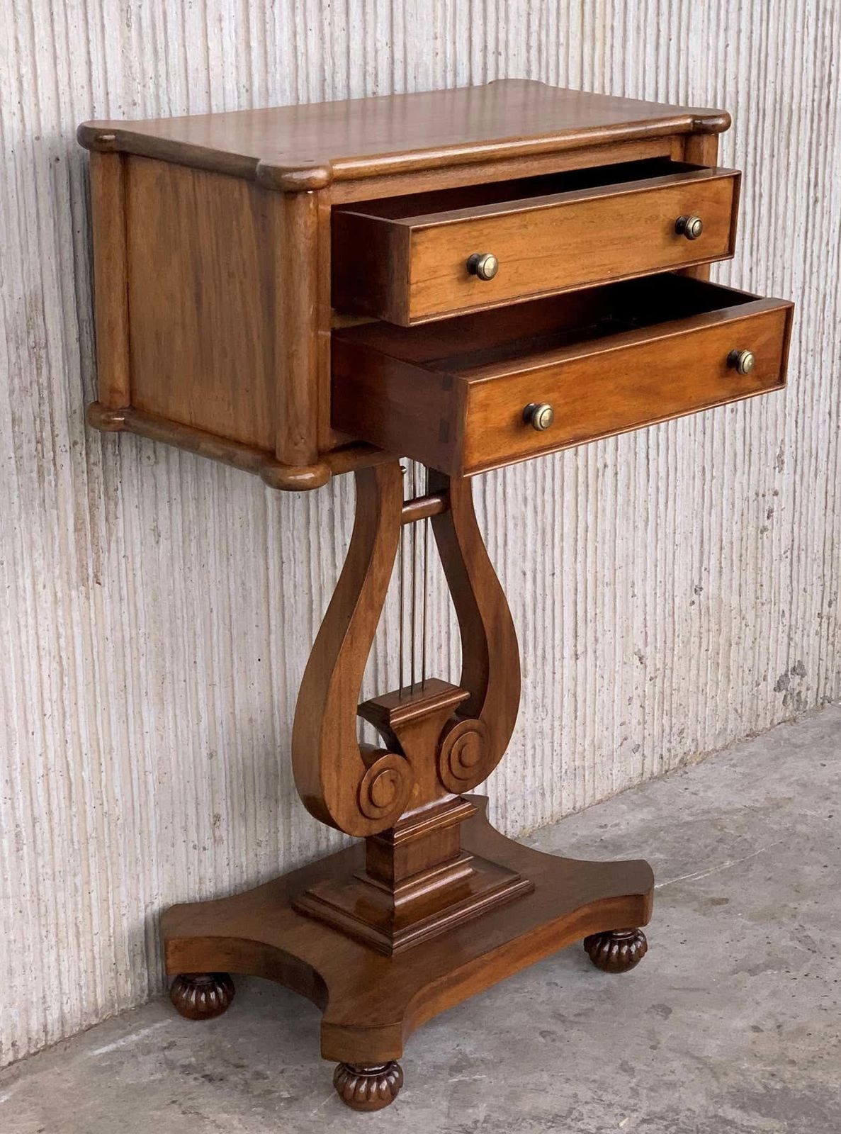 Table d'appoint de style Régence, à deux tiroirs et pieds en harpe, France, d'époque photo buy