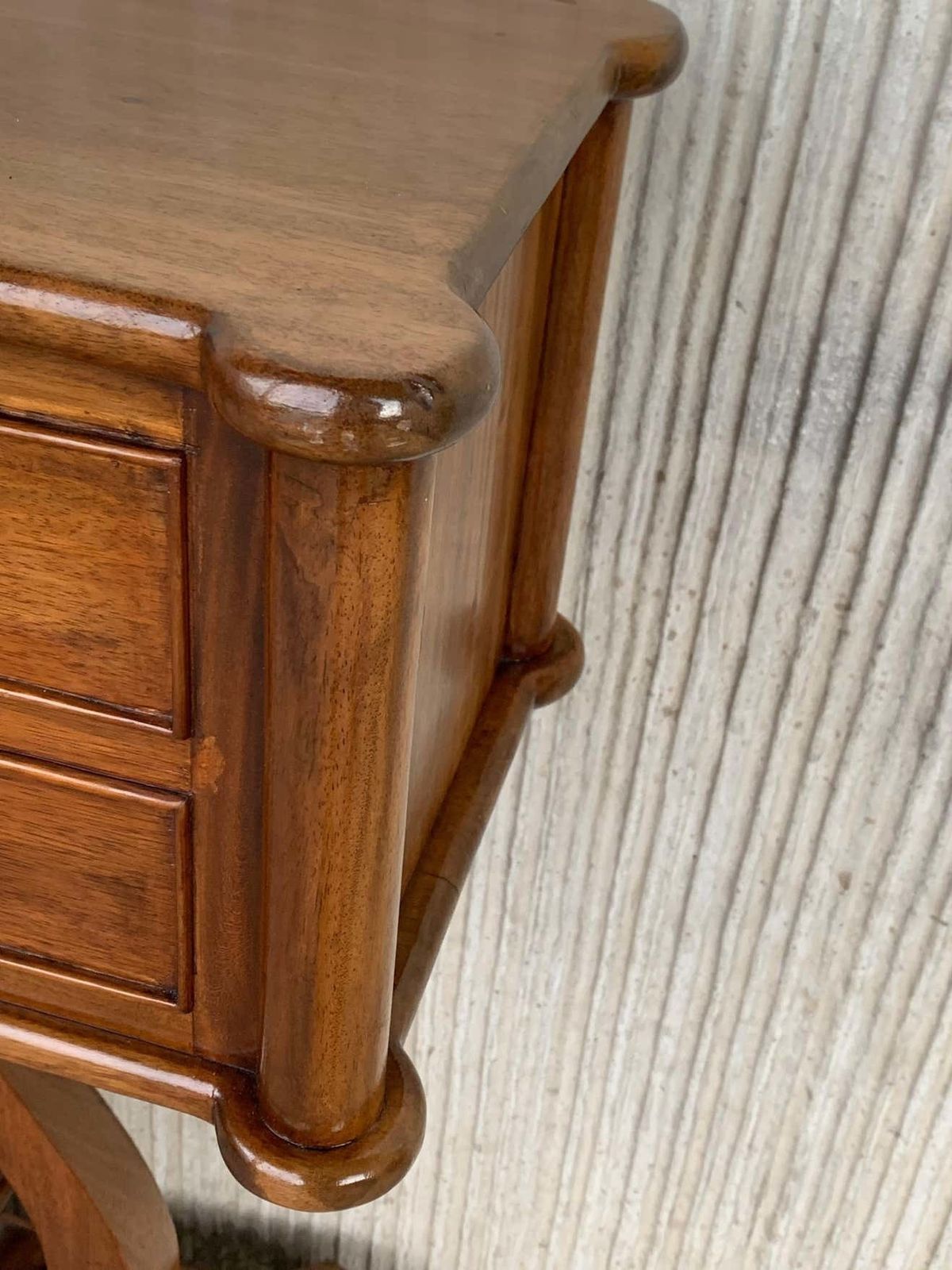 photo furniture Table d'appoint de style Régence, à deux tiroirs et pieds en harpe, France, d'époque