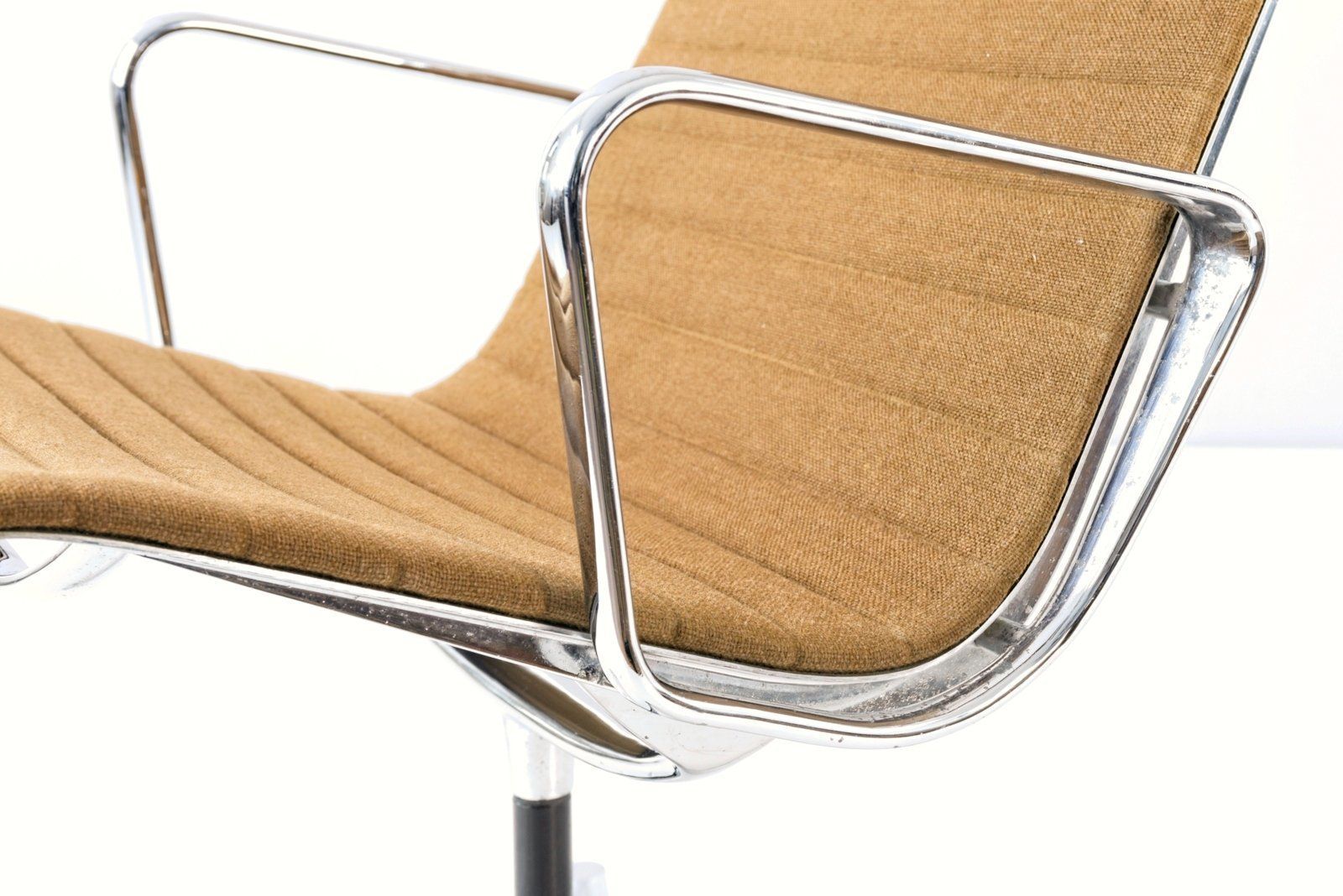 photo furniture Model 682 Swivel Armchair By Charles & Ray Eames For Herman Miller, 1958
