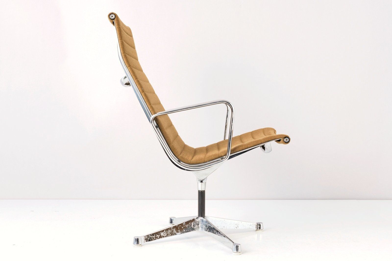photo vinterior Model 682 Swivel Armchair By Charles & Ray Eames For Herman Miller, 1958