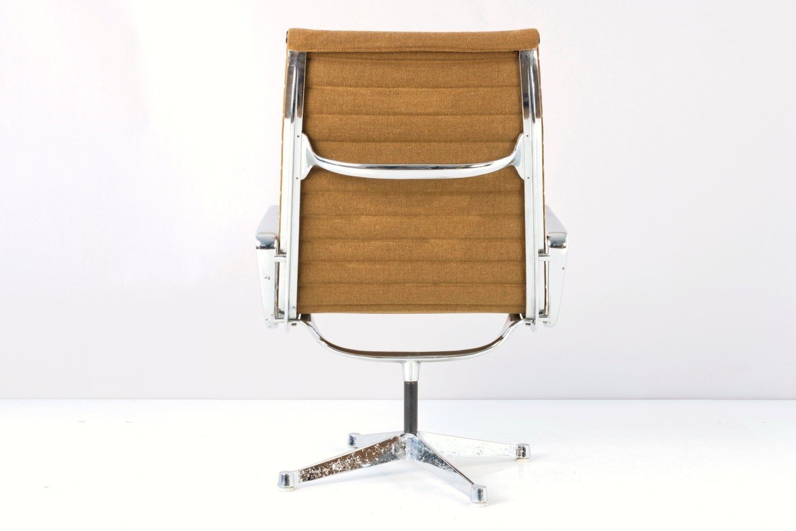 photo vintage Model 682 Swivel Armchair By Charles & Ray Eames For Herman Miller, 1958