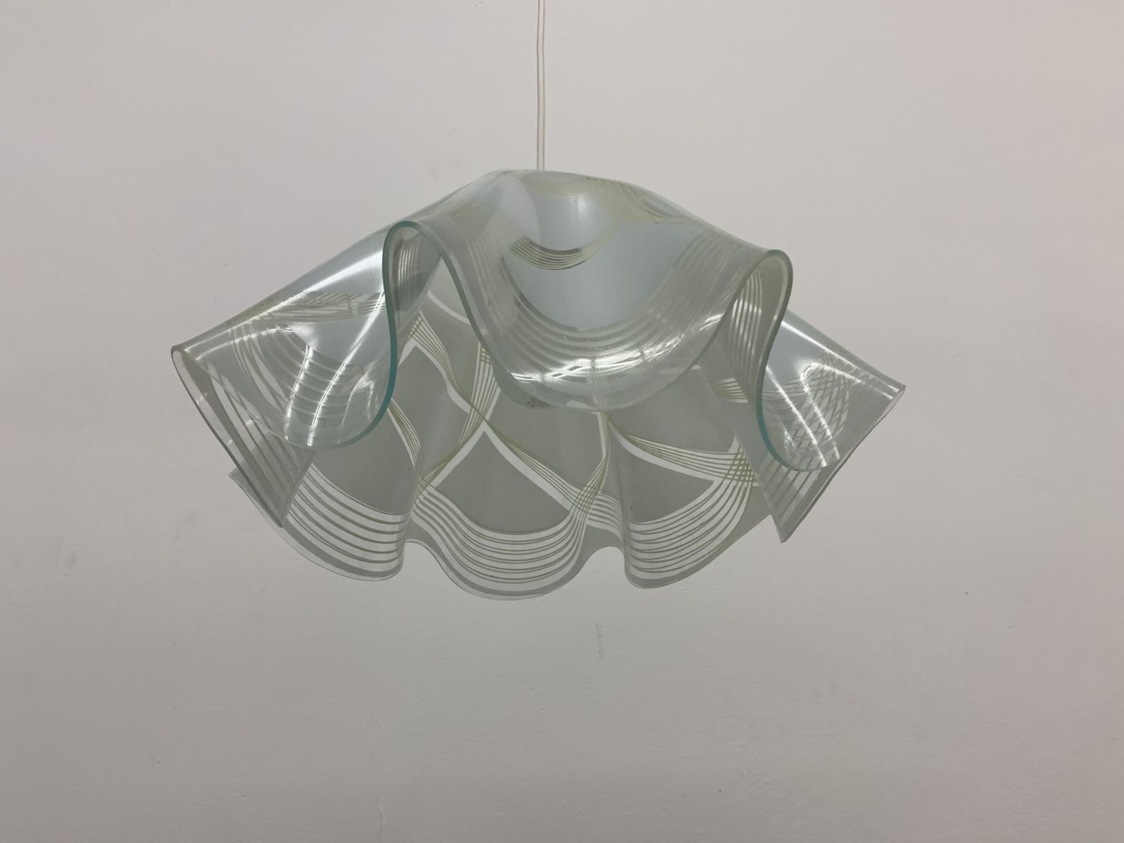 Mid Century Minimalist Gevouwen Glazen Hanglamp, Jaren 1980 photo for sale