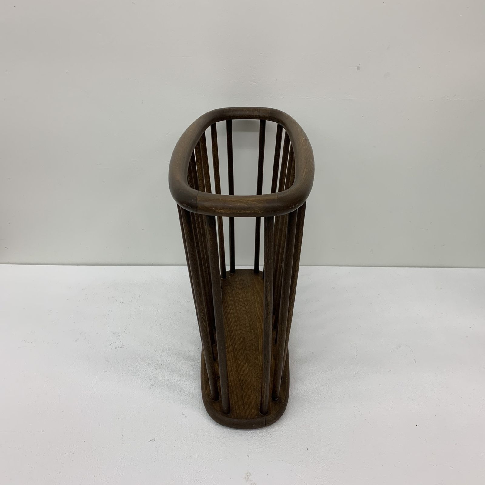 Arthur Umanoff Mid Century Ovaal Tijdschriftenrek, Ca. Jaren 1950 photo for sale