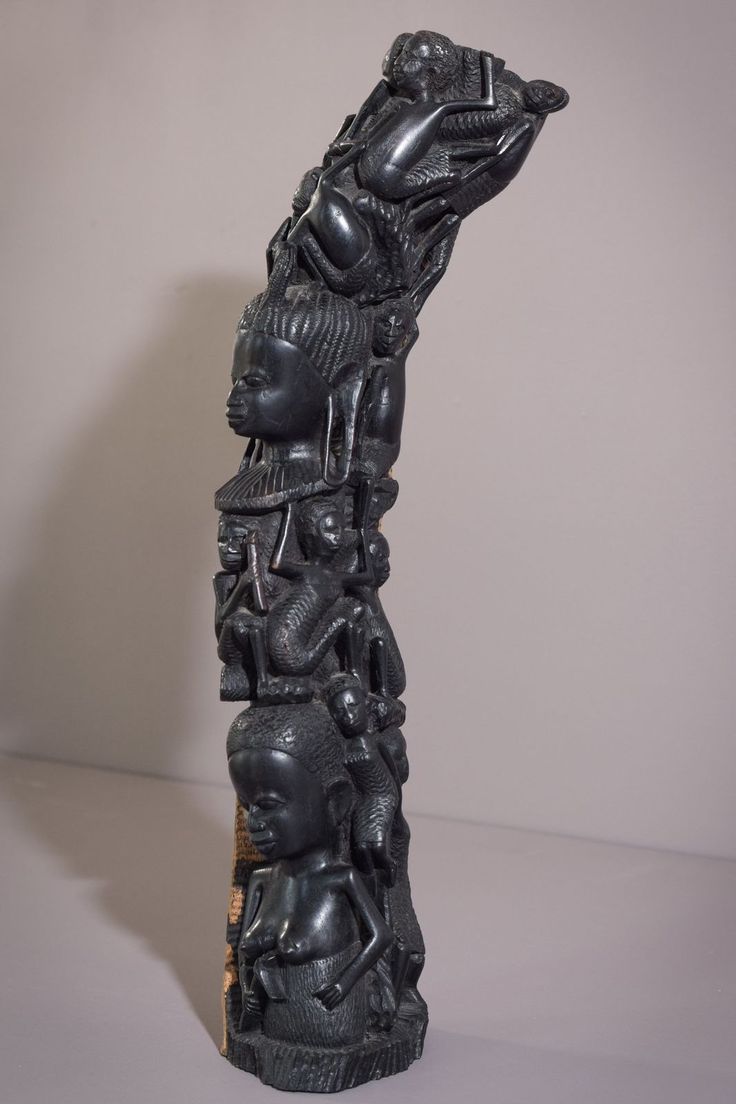 Afrikaanse Figuratieve Paalbeeldhouwing photo furniture