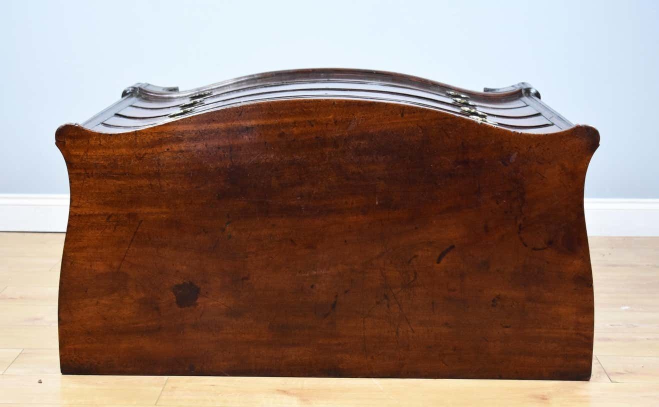 photo furniture 18th Century George III Mahogany Serpentine Chest