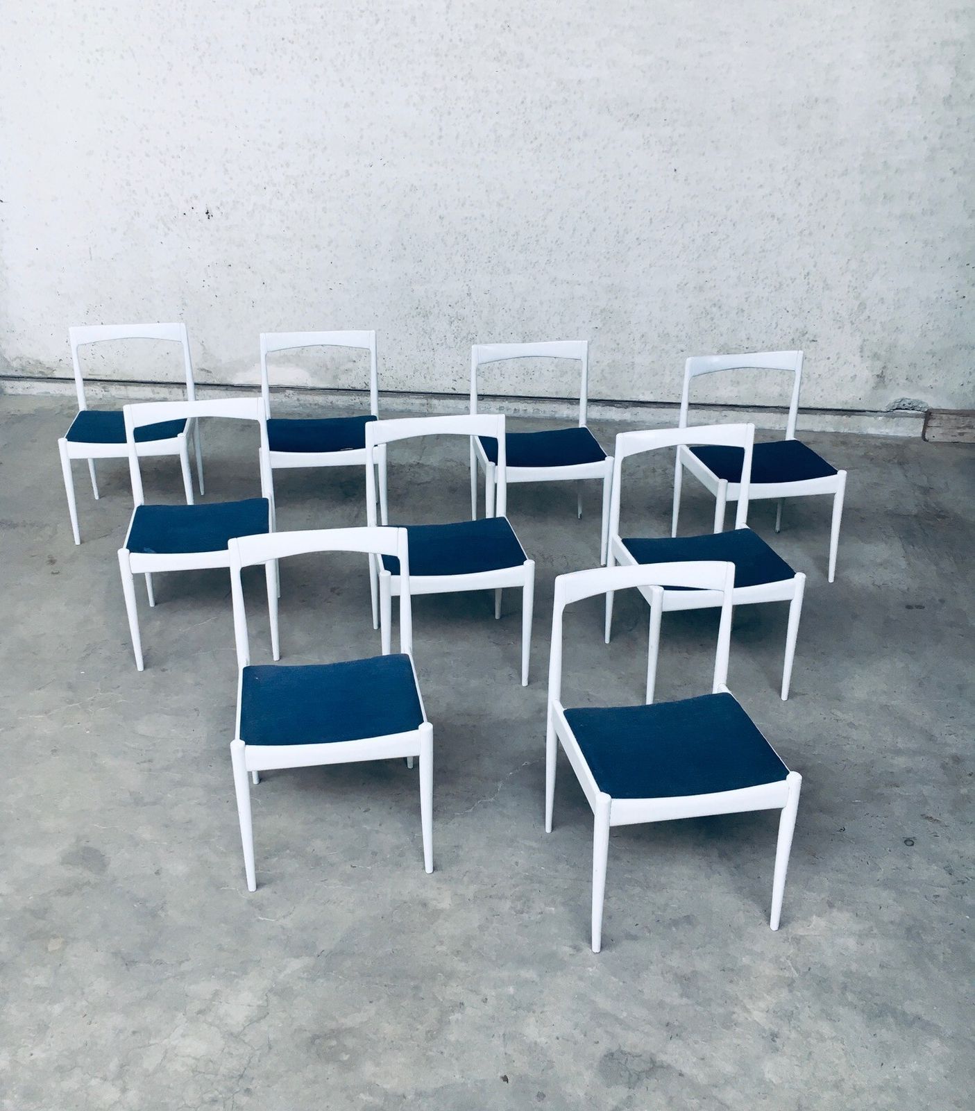 Belgisch Design Jaren 1970 – Set Van 9 Witte Eetkamerstoelen photo vintage