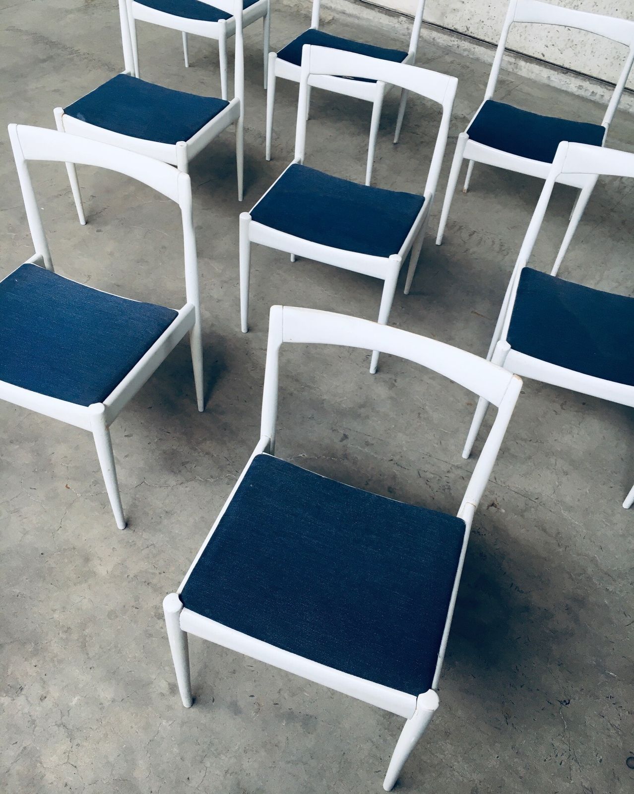 Meubels Belgisch Design Jaren 1970 – Set Van 9 Witte Eetkamerstoelen photo