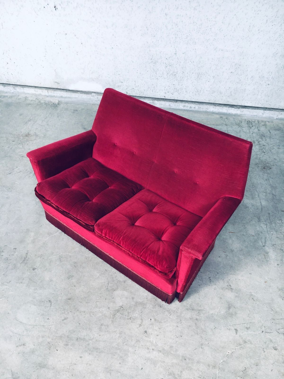 Hollywood Regency Stijl Fuchsia Fluwelen 2 Zitsbank Met Franje, Jaren 1960 photo for sale