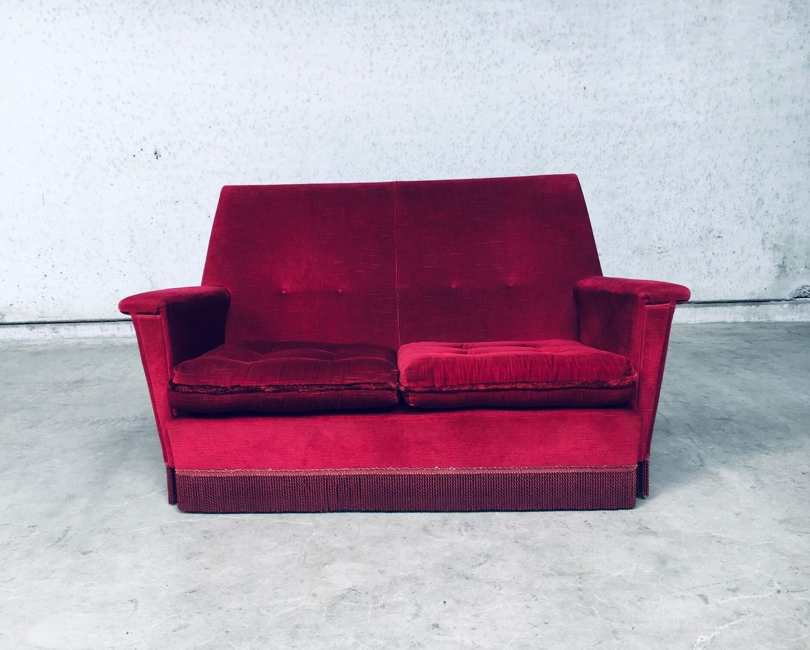 photo furniture Hollywood Regency Stijl Fuchsia Fluwelen 2 Zitsbank Met Franje, Jaren 1960