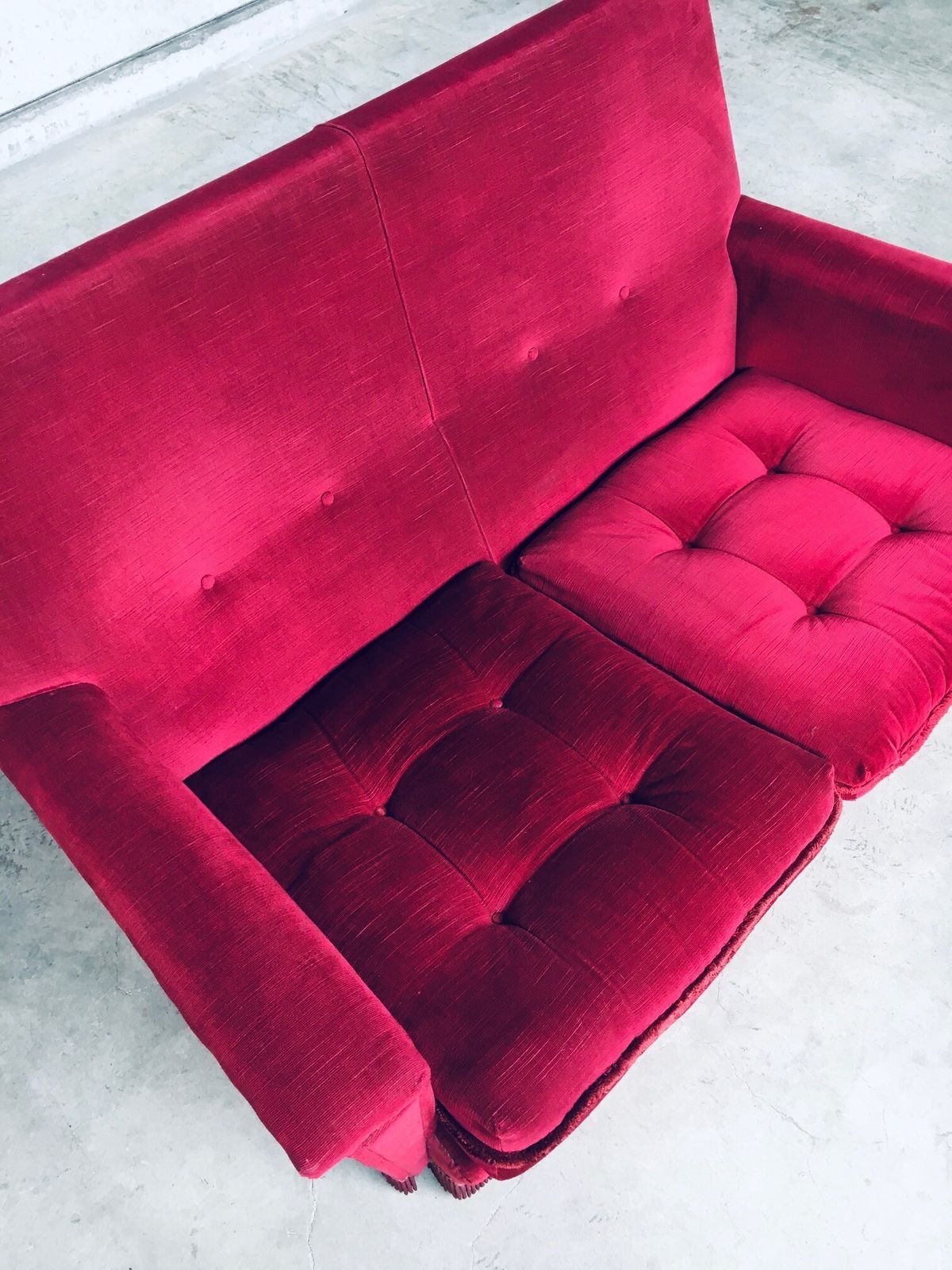 photo for sale Hollywood Regency Stijl Fuchsia Fluwelen 2 Zitsbank Met Franje, Jaren 1960