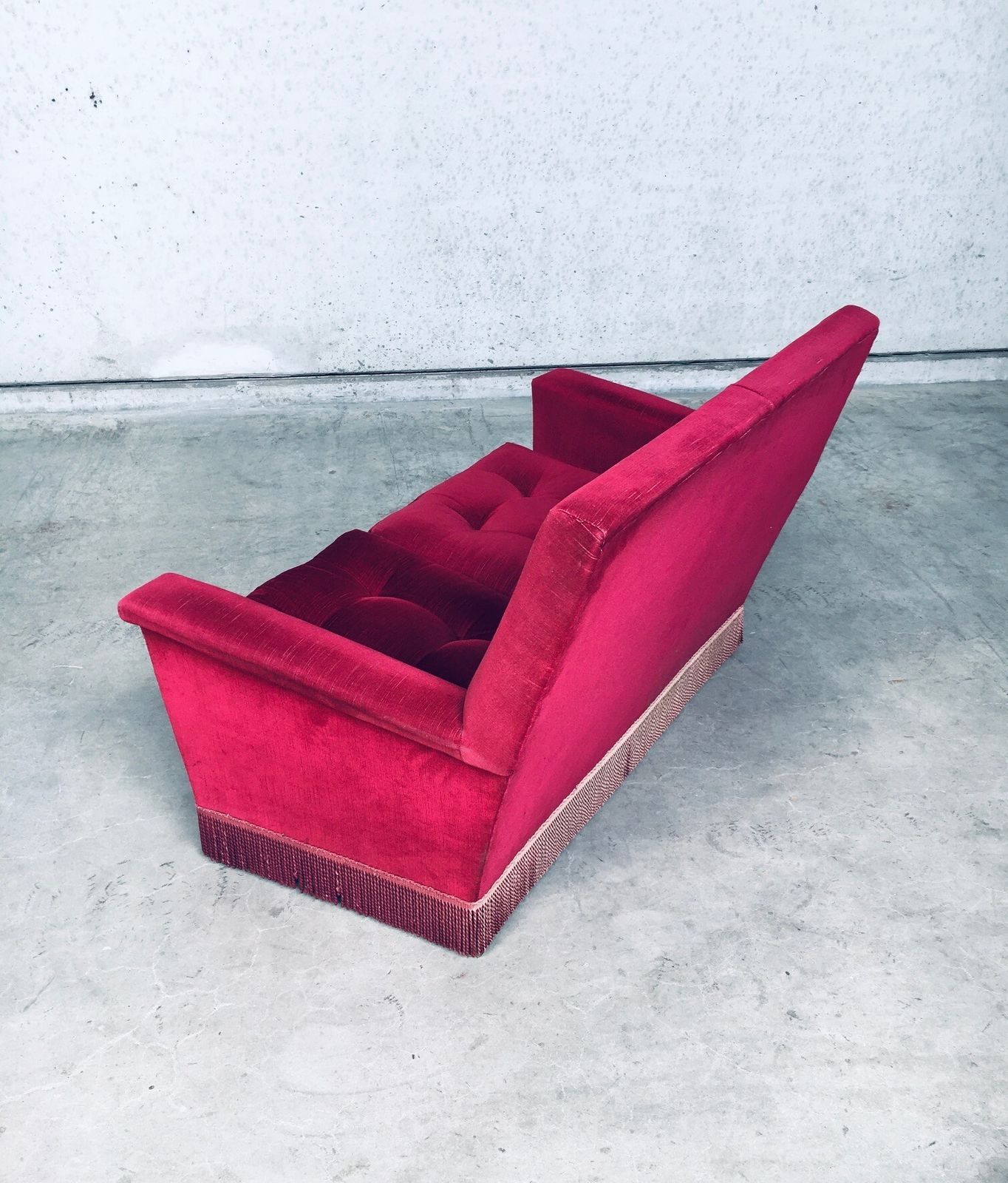 photo vinterior Hollywood Regency Stijl Fuchsia Fluwelen 2 Zitsbank Met Franje, Jaren 1960