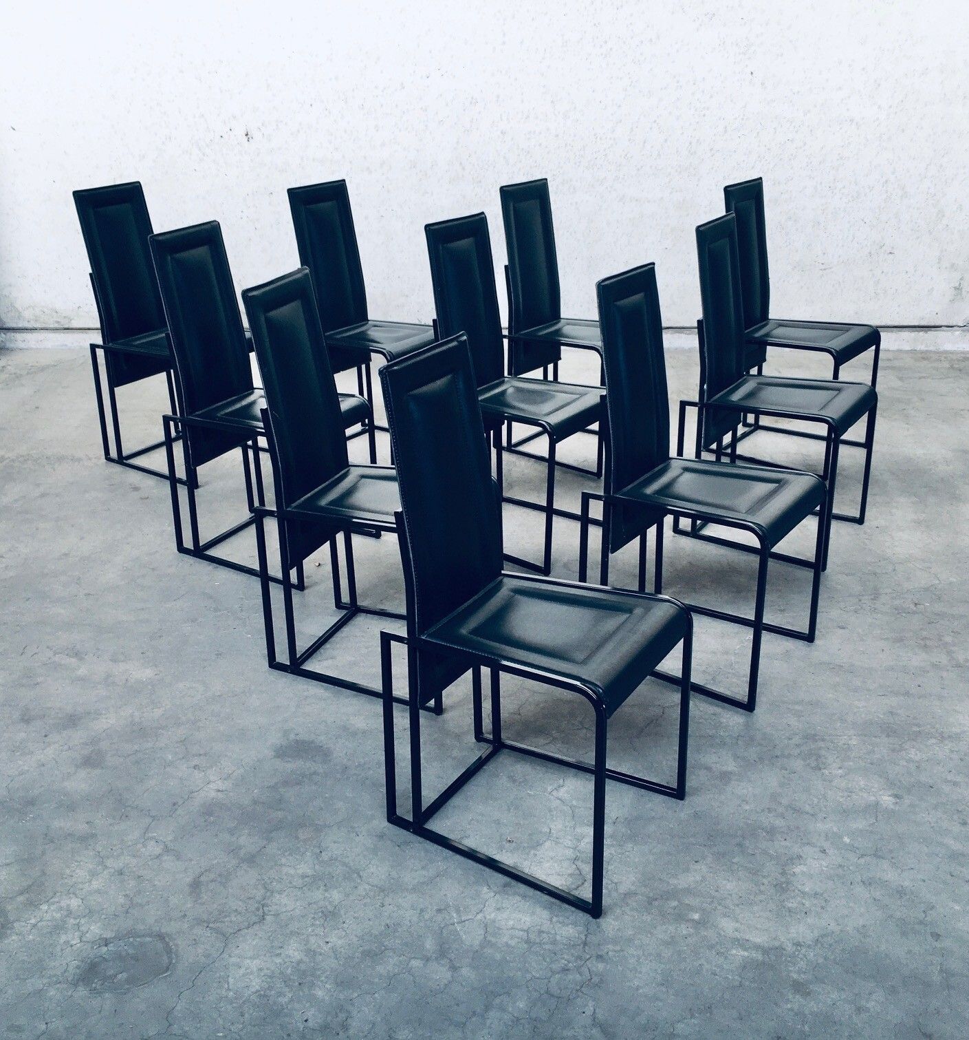 Postmodern Architecturaal Design – Set Van 10 Eetkamerstoelen, Jaren 1980, Italië photo Meubels