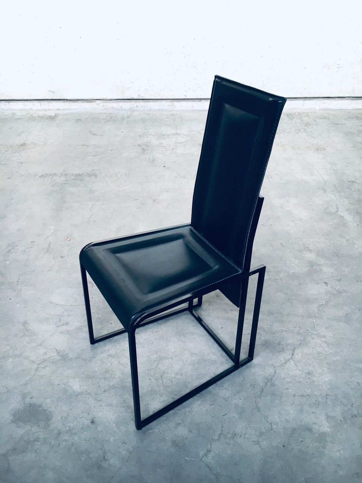 photo vintage Postmodern Architecturaal Design – Set Van 10 Eetkamerstoelen, Jaren 1980, Italië