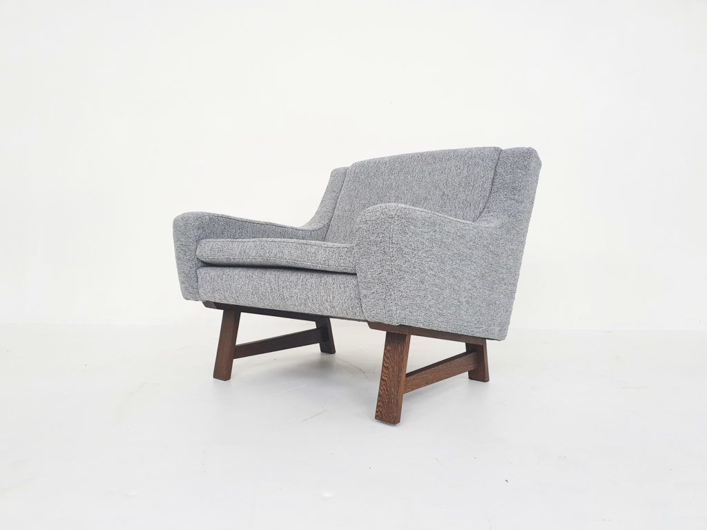 Set Van Twee Dutch Design Loungestoelen Met Wengepoten photo Meubels