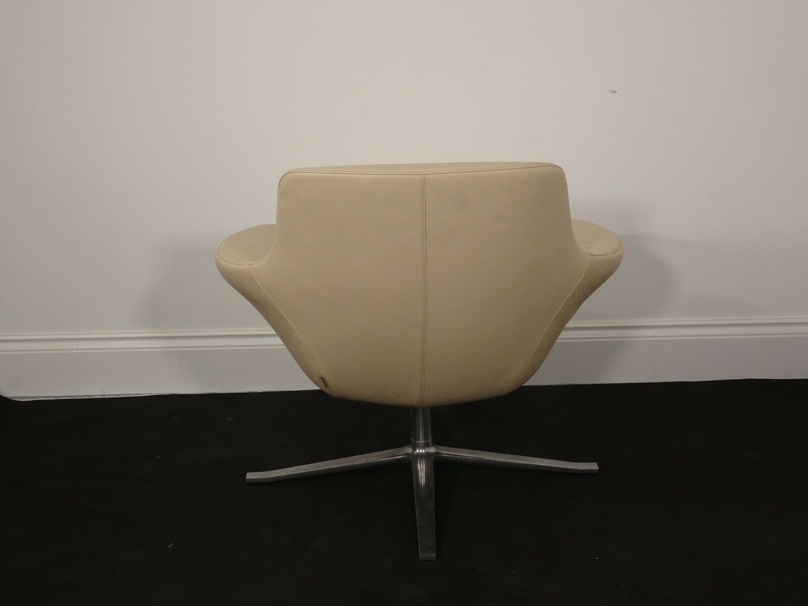 Immaculate Walter Knoll Oscar Luxury Swivel Chair In Pristine Cream Leather photo 2940.0