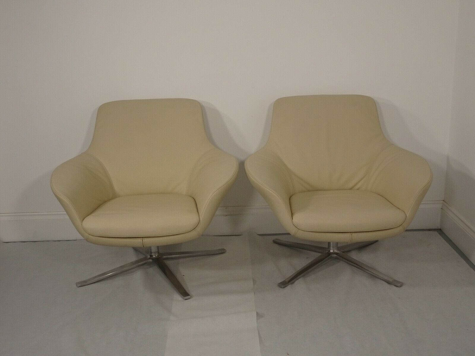 photo for sale Immaculate Walter Knoll Oscar Luxury Swivel Chair In Pristine Cream Leather
