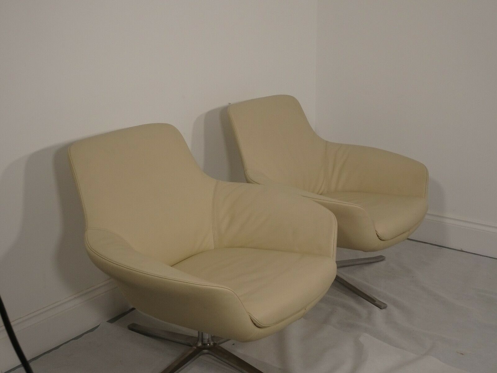Furniture Immaculate Walter Knoll Oscar Luxury Swivel Chair In Pristine Cream Leather photo