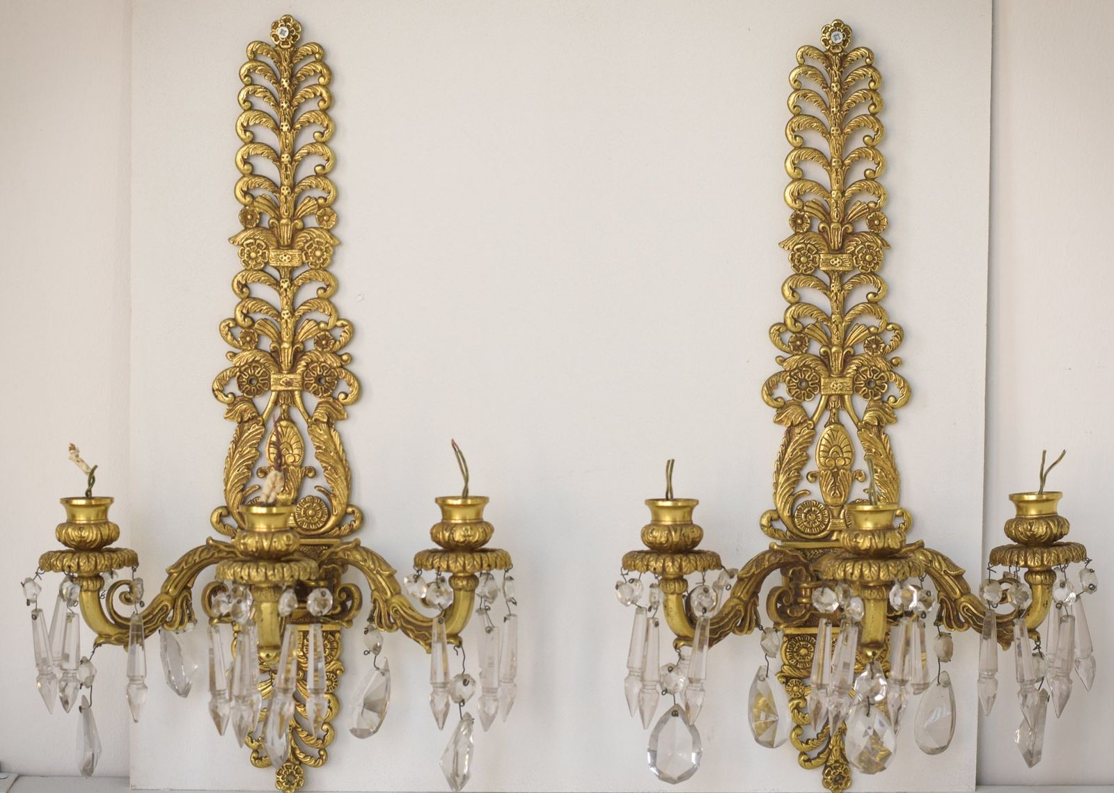 Twee Wandkroonluchters Van Brons En Geslepen Glas
