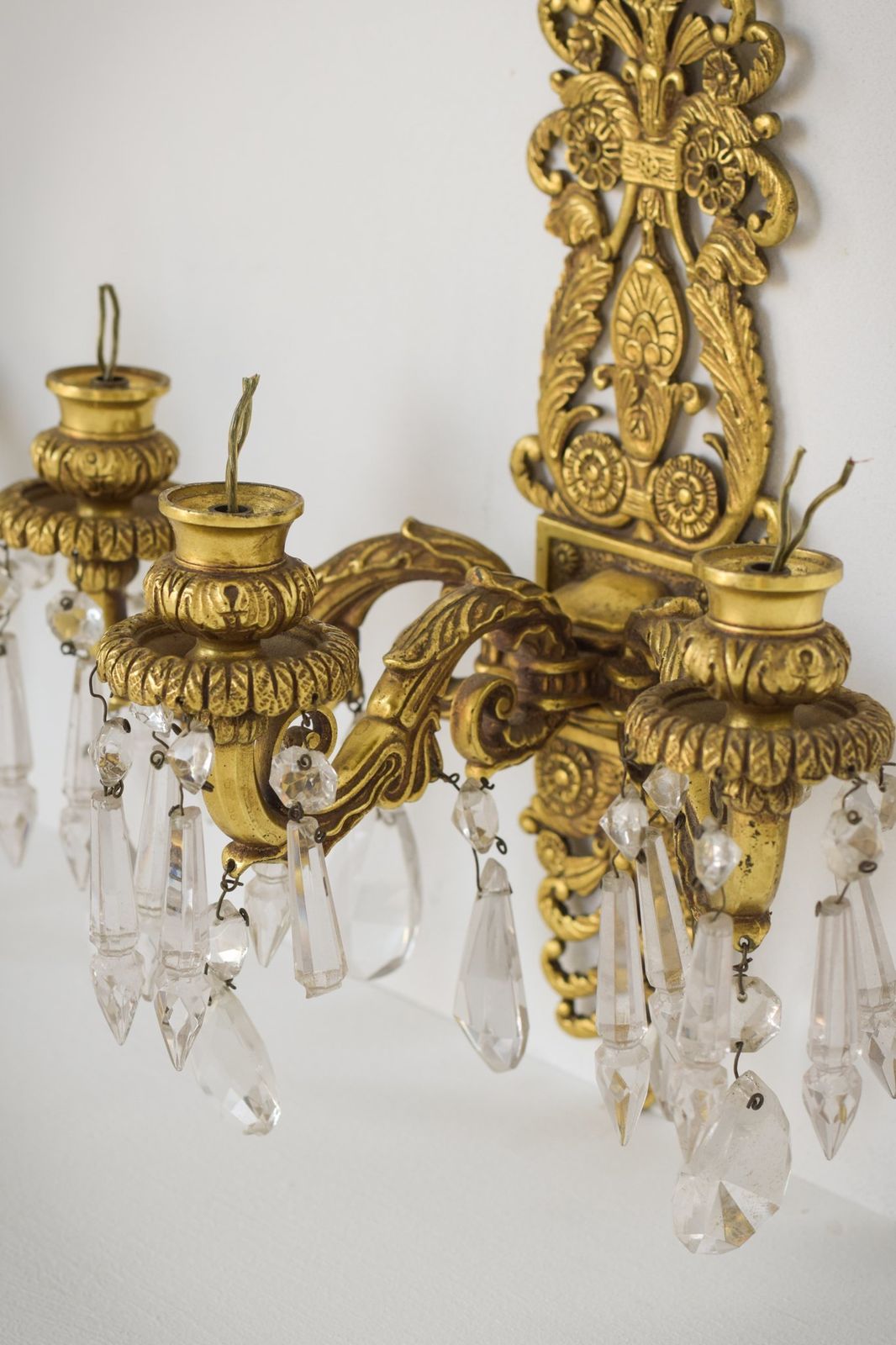 Twee Wandkroonluchters Van Brons En Geslepen Glas photo Verlichting