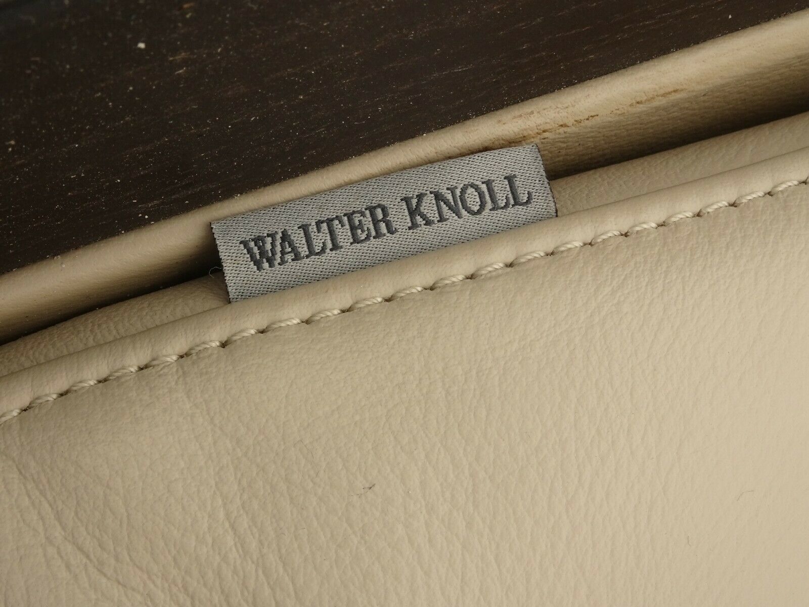 photo furniture A Stunning Pair Of Walter Knoll Andoo Lounge Chairs In Ivory Leather