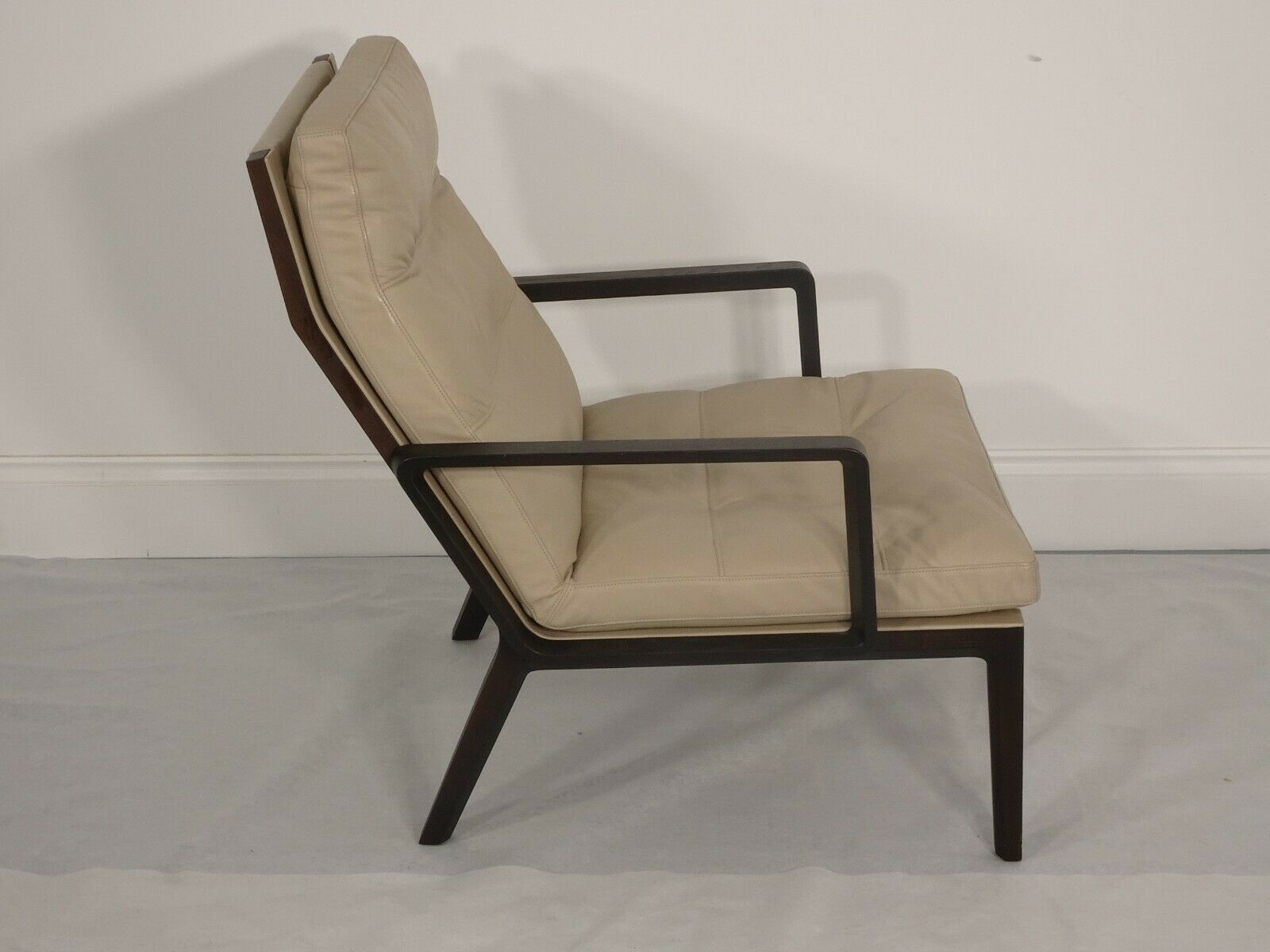 5520.0 A Stunning Pair Of Walter Knoll Andoo Lounge Chairs In Ivory Leather photo