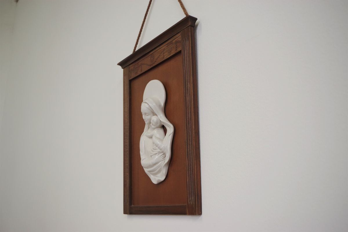 Cornice In Legno Intagliato Con Raffigurazione Ceramica Della Madonna, Anni '50 photo furniture