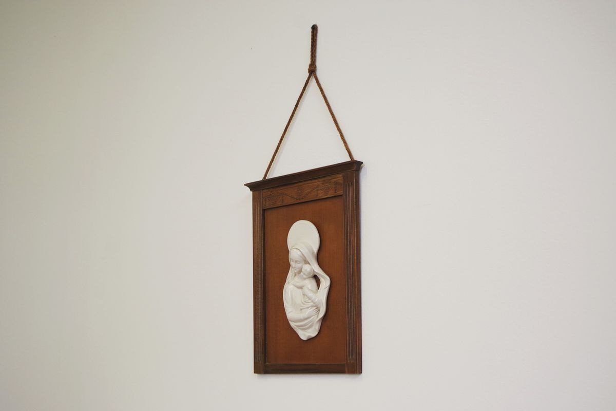 Cornice In Legno Intagliato Con Raffigurazione Ceramica Della Madonna, Anni '50 photo Art