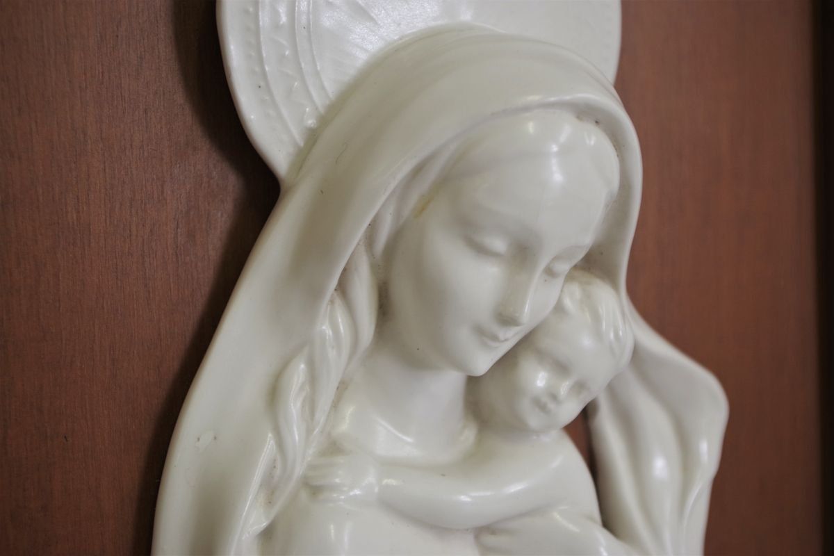 183.0 Cornice In Legno Intagliato Con Raffigurazione Ceramica Della Madonna, Anni '50 photo