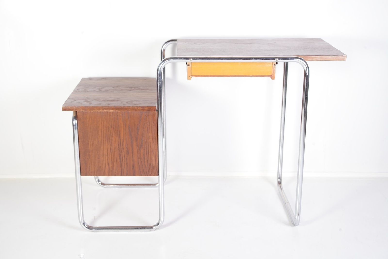 photo furniture Buisvormige Chromen Tafel Of Bureau Van Kovona, Ca. Jaren 1950
