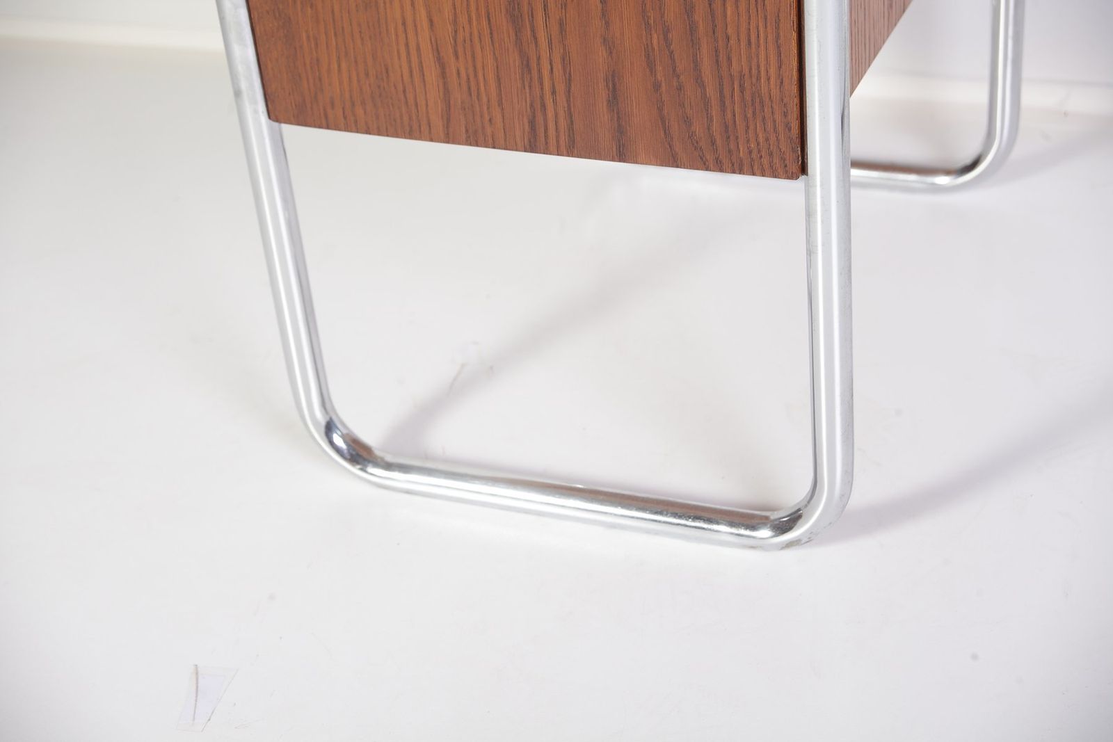 photo vinterior Buisvormige Chromen Tafel Of Bureau Van Kovona, Ca. Jaren 1950