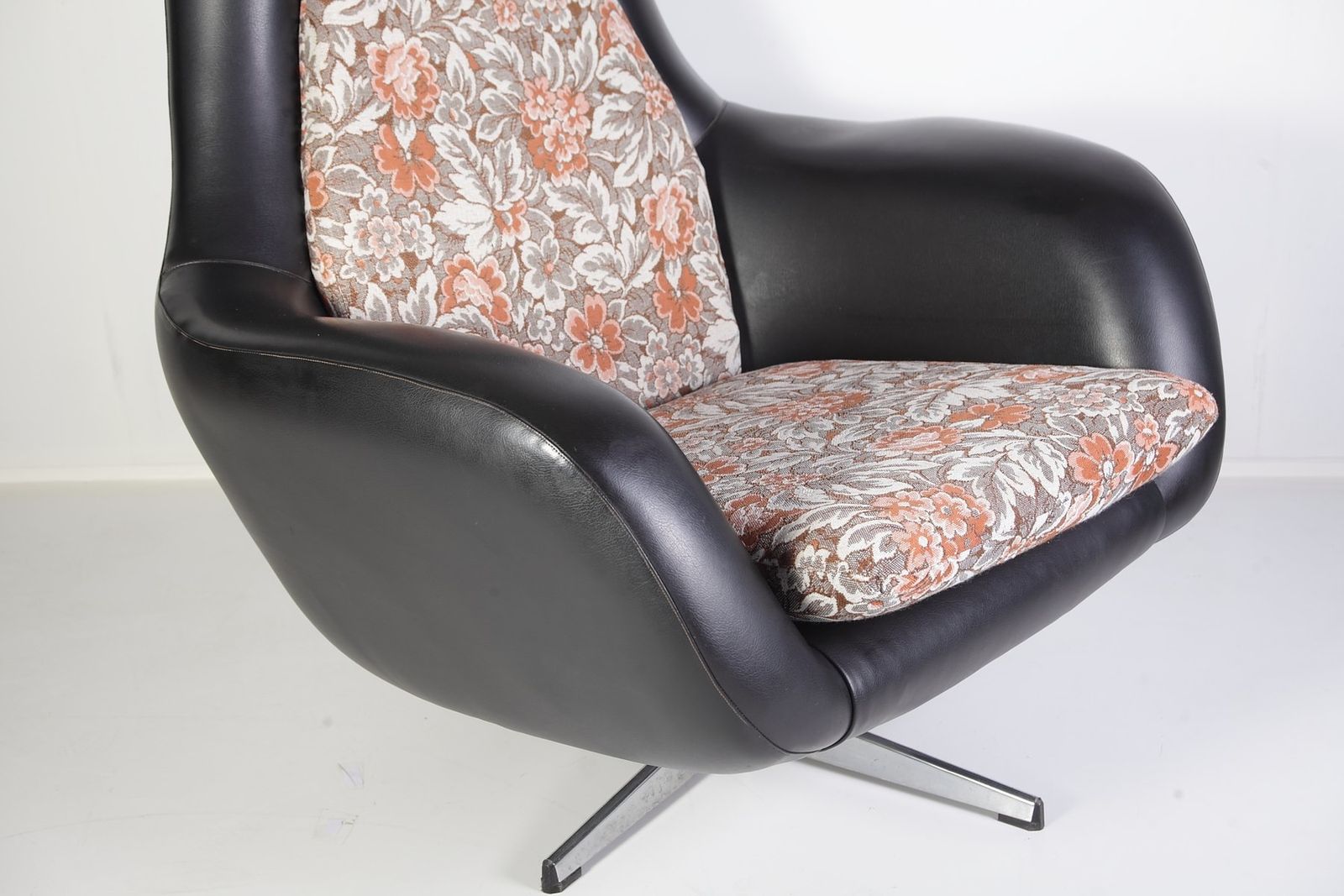 Mid Century Swivel Lounge Chair From Up Závody, 1960s photo vinterior