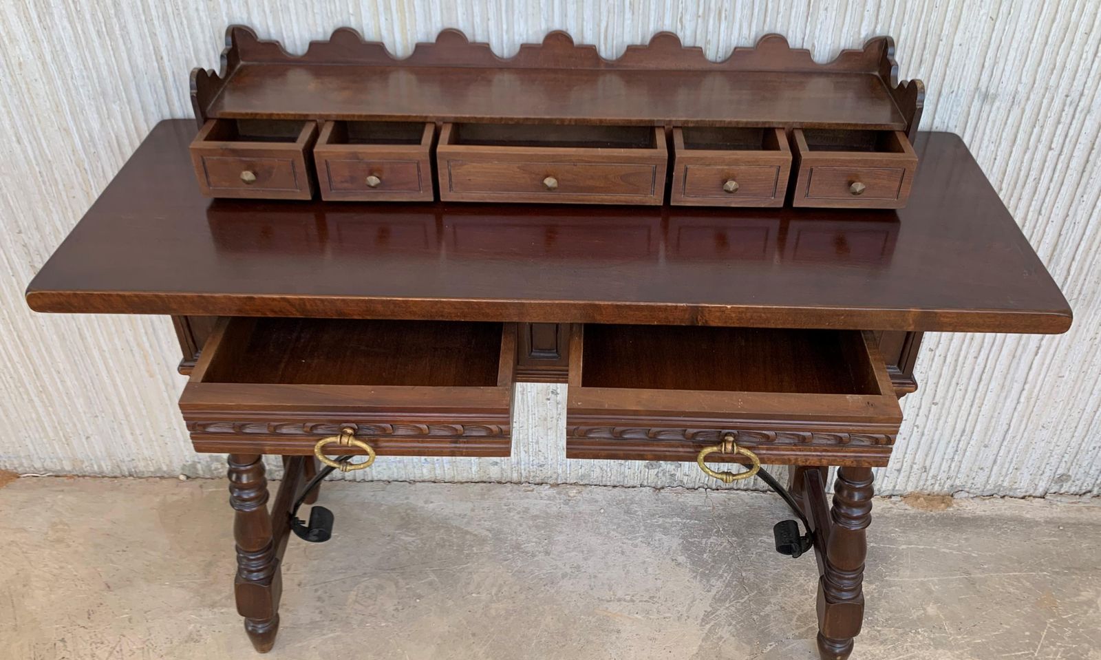 Bureau de dame ou console catalane en noyer sculpté et entretoise en fer photo Mobilier