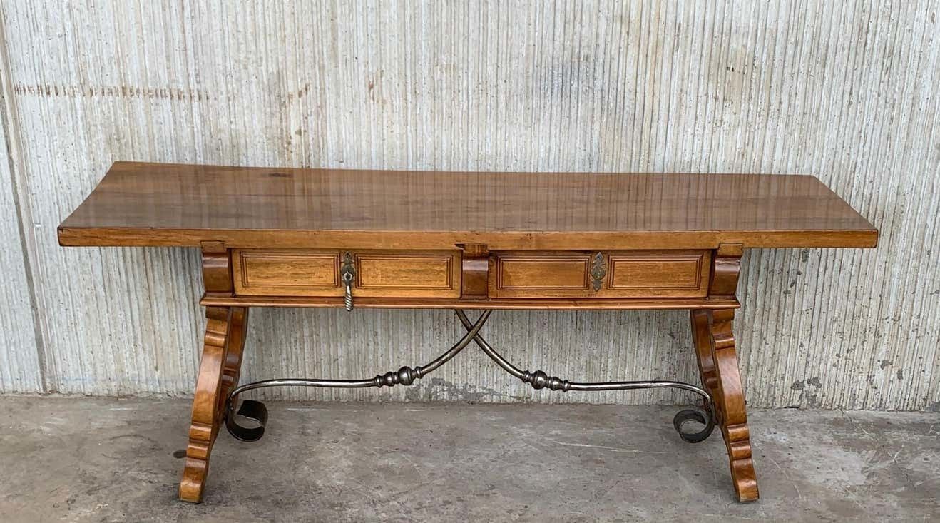 Banc espagnol ou console basse à tiroirs, pieds en lyre et entretoise en fer photo furniture
