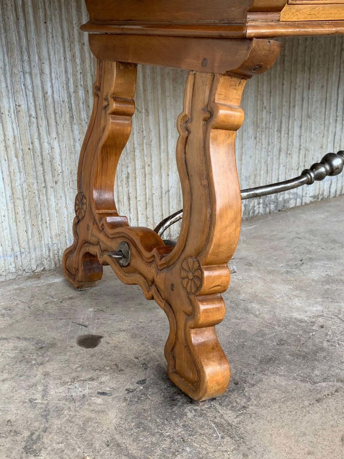 photo furniture Banc espagnol ou console basse à tiroirs, pieds en lyre et entretoise en fer