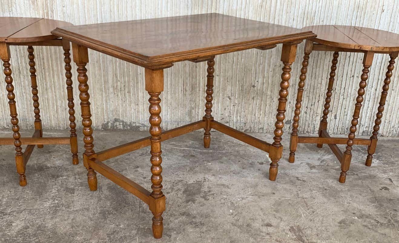 2388.0 Tables gigognes et pliantes espagnoles en noyer, pieds tournés, XXe siècle photo
