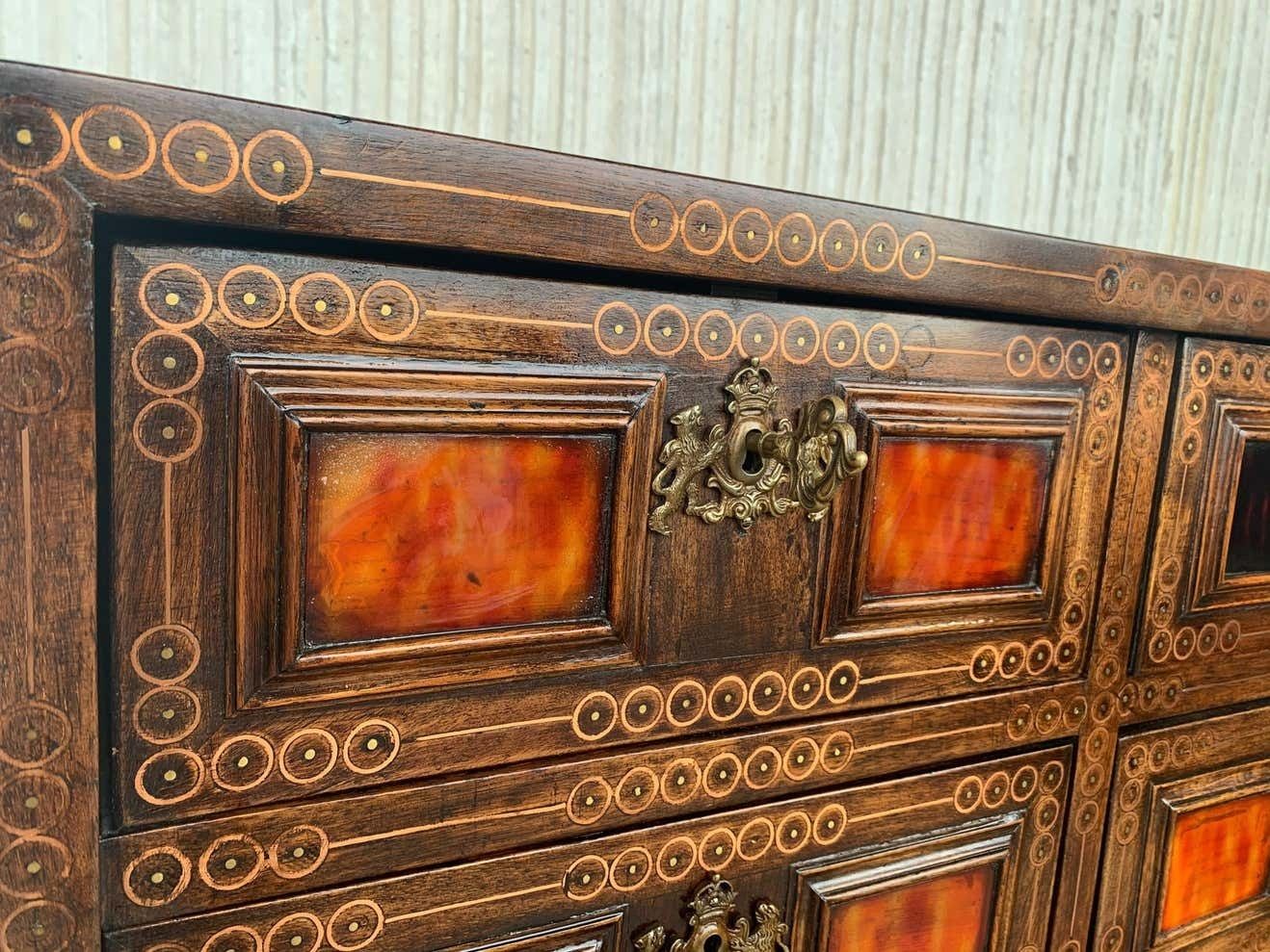 photo for sale Cabinet sur piédestal italien du XXe siècle, bargueño baroque avec incrustations et montures