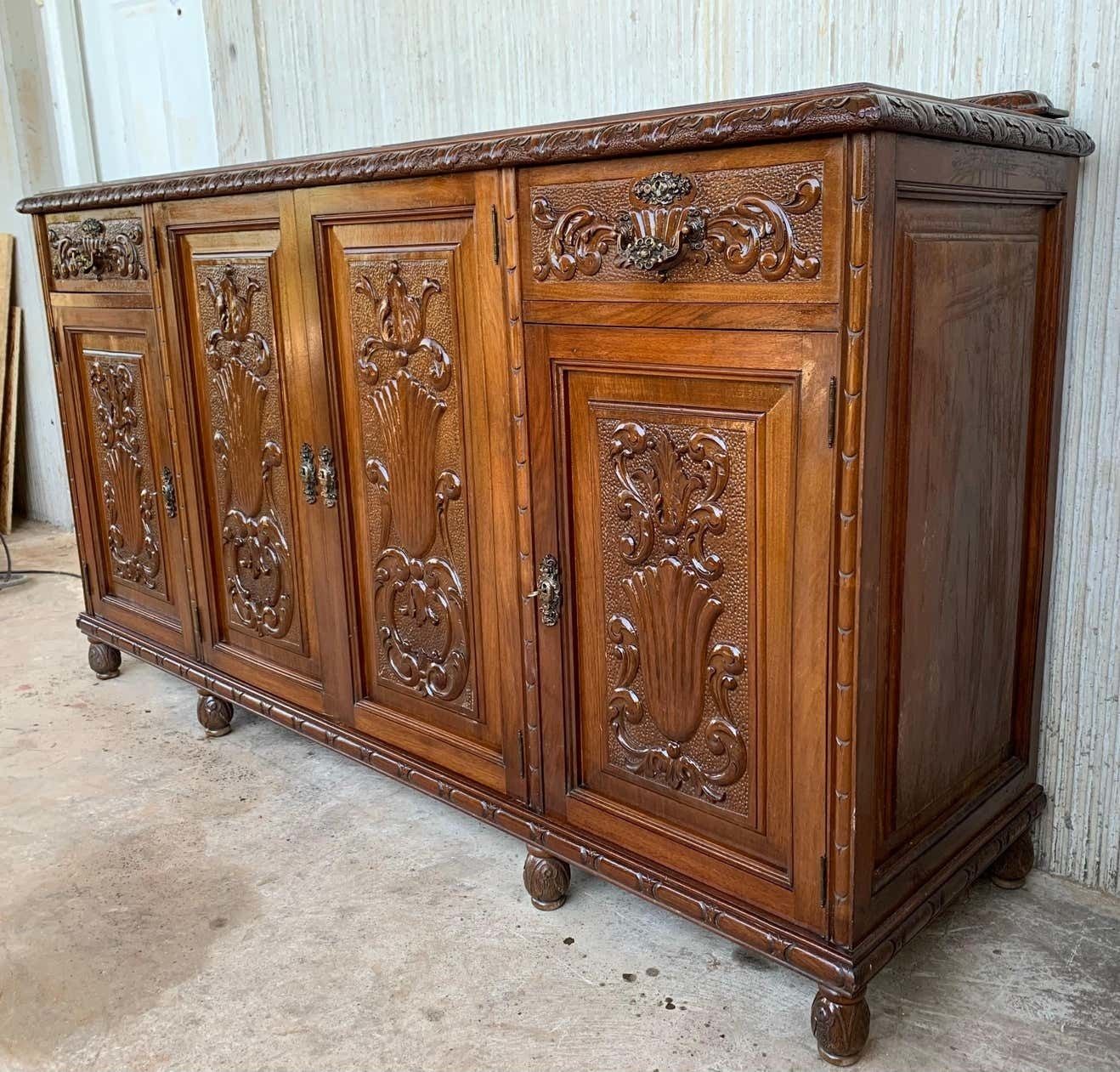 Buffet en noyer sculpté, quatre portes, deux tiroirs et fronton, début du XXe siècle photo Mobilier