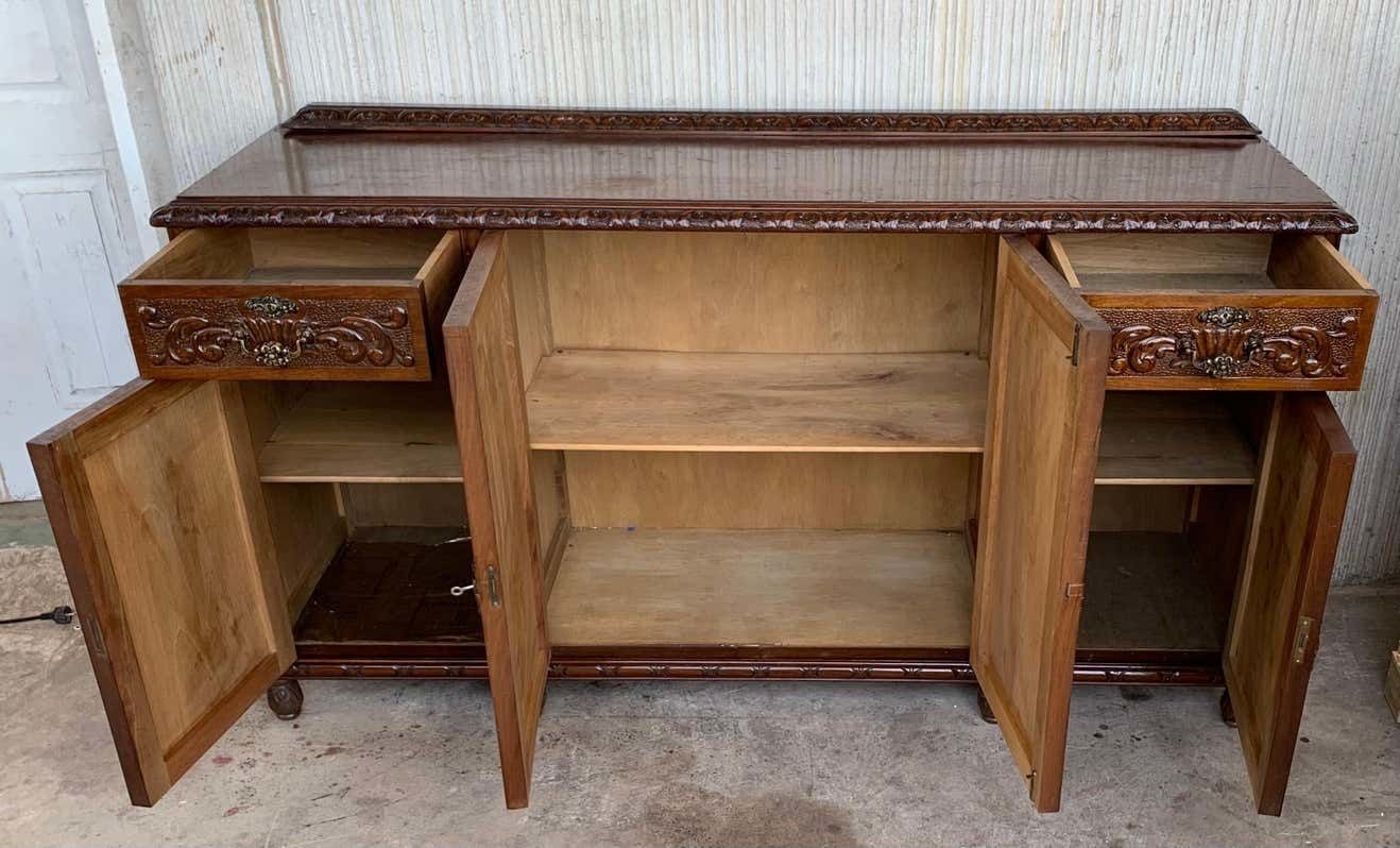 Buffet en noyer sculpté, quatre portes, deux tiroirs et fronton, début du XXe siècle photo 4122.0