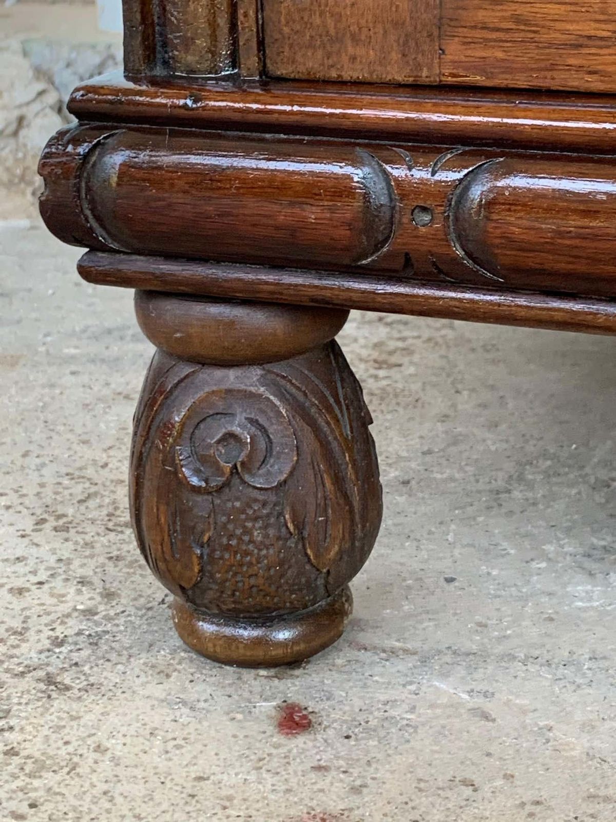 Mobilier Buffet en noyer sculpté, quatre portes, deux tiroirs et fronton, début du XXe siècle photo